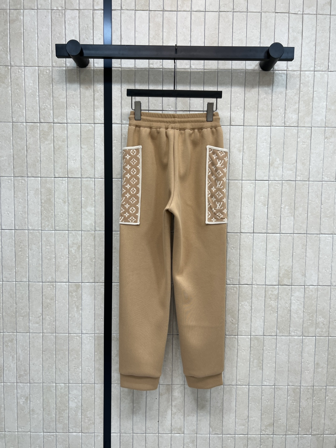 L家 25秋冬新款 老花口袋束脚卫裤 早秋搭配必不可少的裤子 实穿率很高 休闲时髦感 很好搭配 抽绳松紧