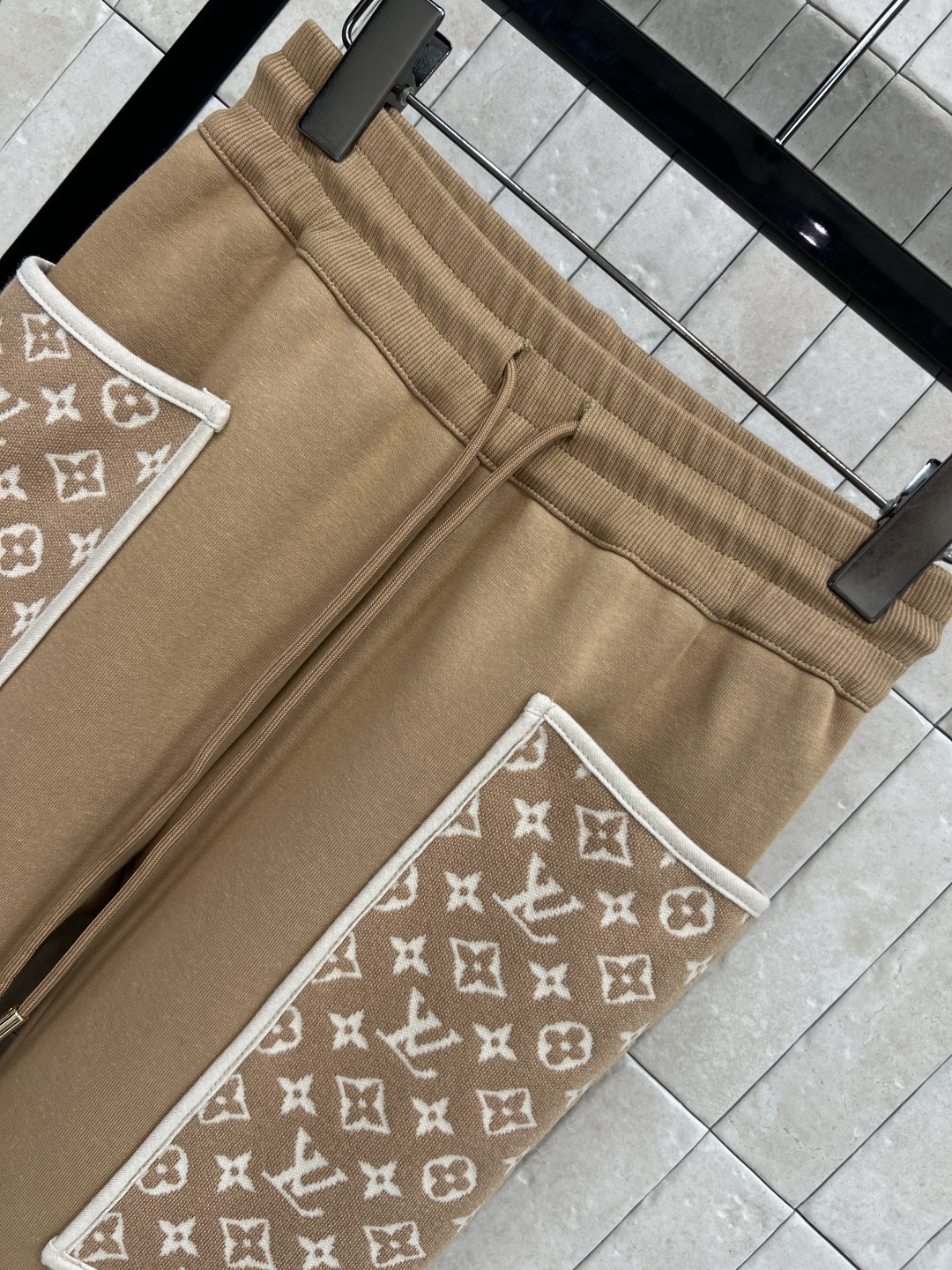 L家 25秋冬新款 老花口袋束脚卫裤 早秋搭配必不可少的裤子 实穿率很高 休闲时髦感 很好搭配 抽绳松紧