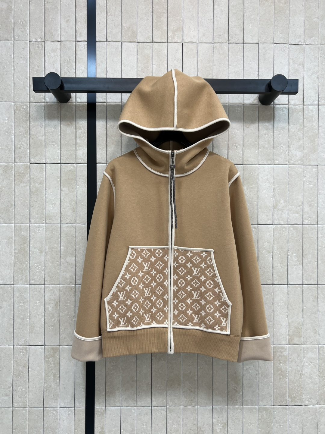 NO:508765,L Home 25 autumn and winter new style, old-fashioned pocket hooded sweatshirt jacket, loose and versatile style, not picky, showing the youthful and energetic atmosphere of age-reducing, classic presbyopia leather rope zipper decoration, spliced ​​presbyopia pattern pocket embellishment, simple and high-end solid color, durable and practical, every detail can stand the scrutiny, custom fabric, comfortable and skin-friendly, daily casual recommendation, two-color four-code Size/S-M-L- XL,,louis vuitton,hoodie,sweatshirts,jackets & coats,hats,alexander wang19860909L家 25秋冬新款 老花口袋连帽卫衣外套 版型宽松百搭不挑人 彰显减龄青春活力气息 经典老花皮绳拉链装饰 拼接老花图案口袋点缀 简约高级的纯色耐看实穿 每一处细节都经得起推敲 定制面料 舒适亲肤 日常休闲推荐 两色四码Size/S-M-L- XL,,louis vuitton,hoodie,sweatshirts,jackets & coats,hats,alexander wang,Women's clothing