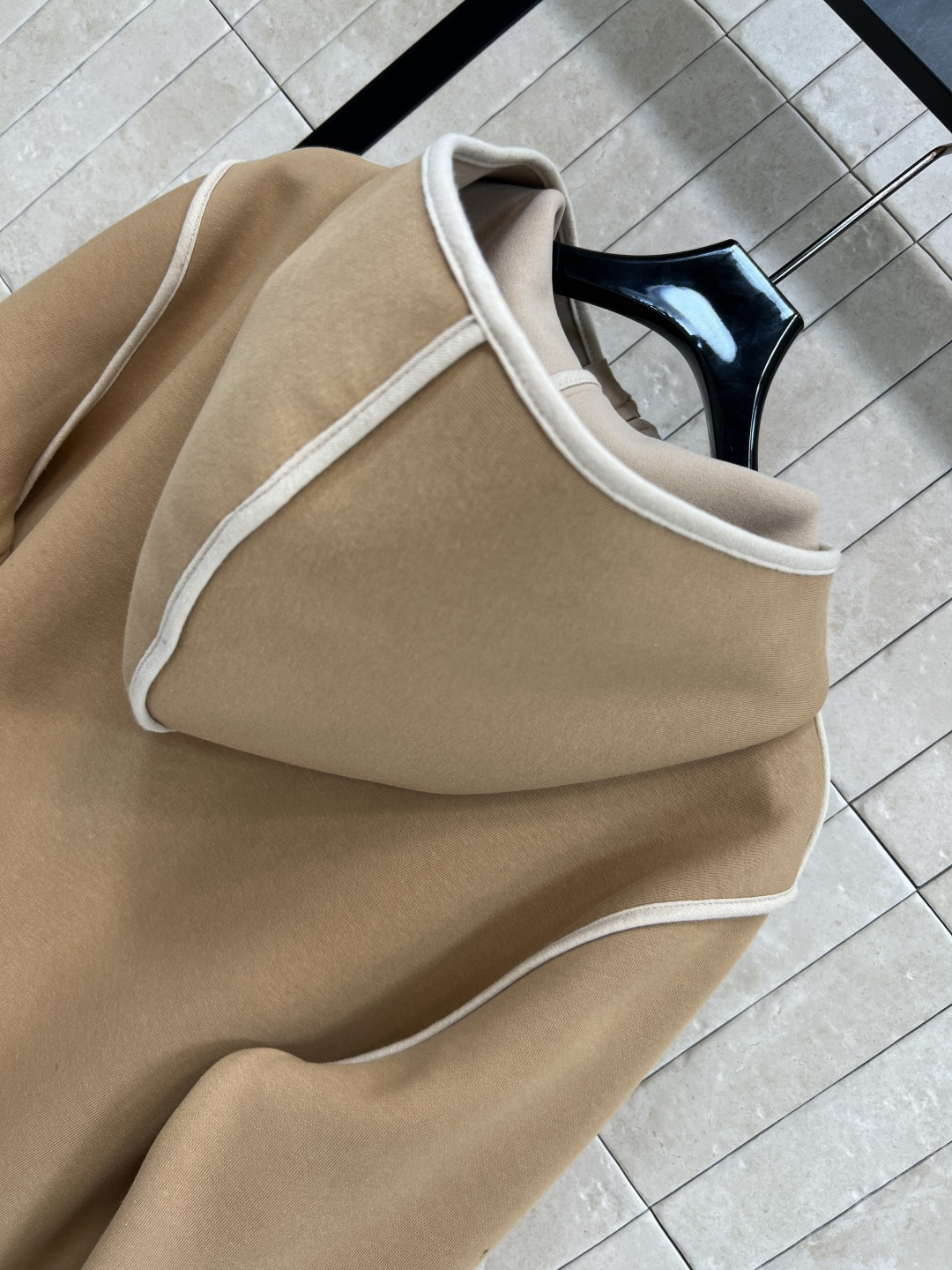 L家 25秋冬新款 老花口袋连帽卫衣外套 版型宽松百搭不挑人 彰显减龄青春活力气息 经典老花皮绳拉链装饰