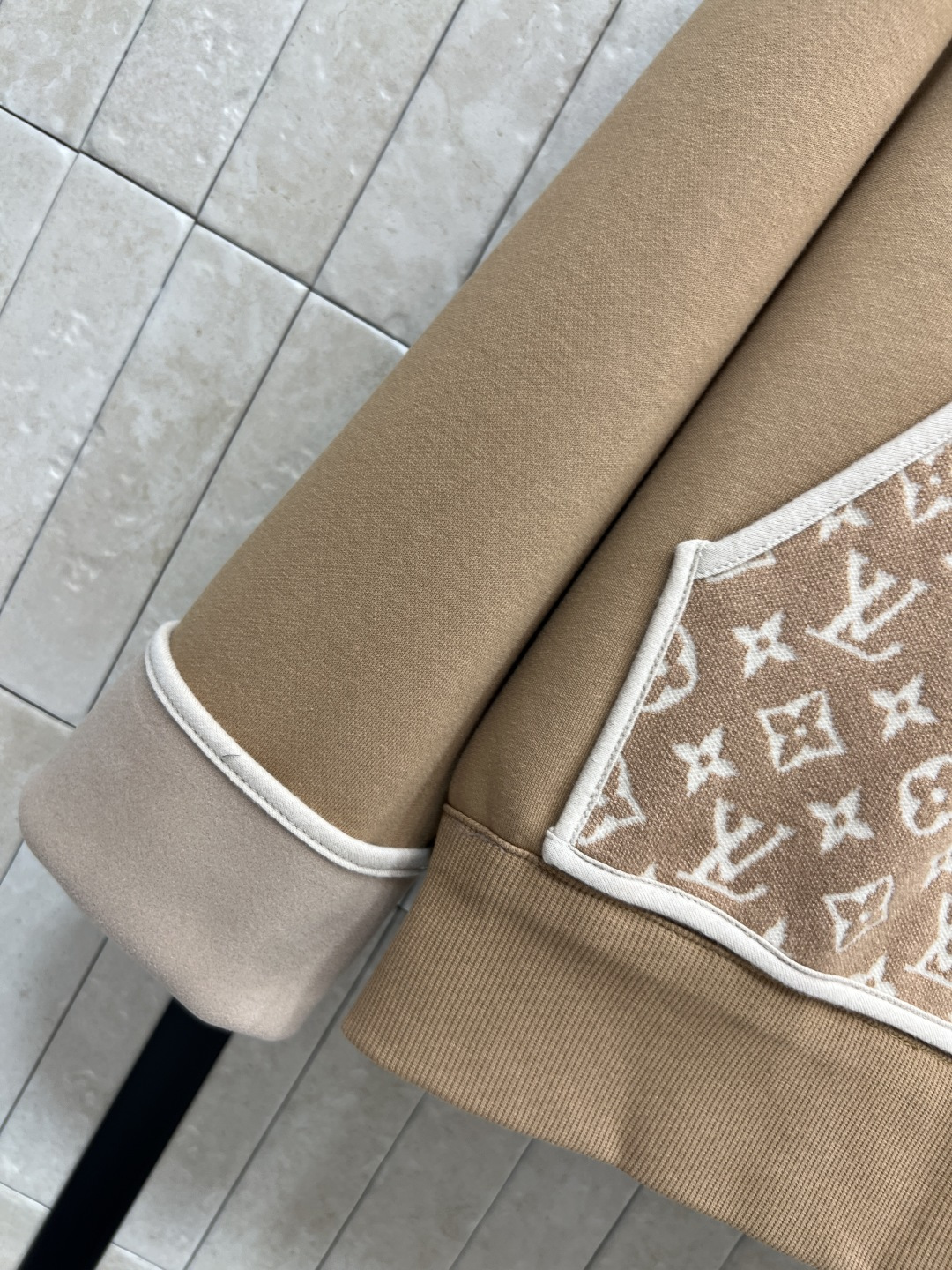 L家 25秋冬新款 老花口袋连帽卫衣外套 版型宽松百搭不挑人 彰显减龄青春活力气息 经典老花皮绳拉链装饰