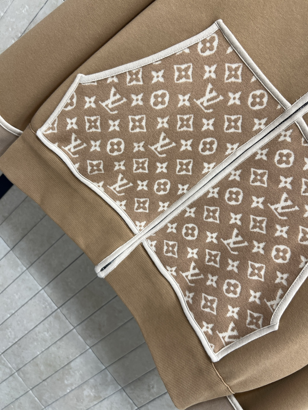 L家 25秋冬新款 老花口袋连帽卫衣外套 版型宽松百搭不挑人 彰显减龄青春活力气息 经典老花皮绳拉链装饰