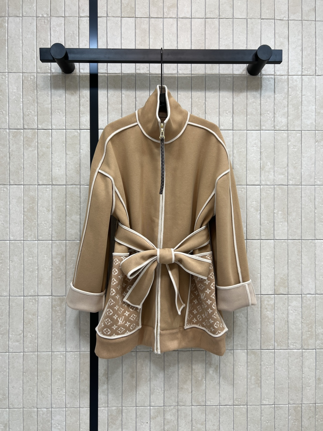 NO:508755,L Home 25 autumn and winter new style, old-fashioned pocket stand collar waist jacket, loose and versatile style, not picky, waist-closing design, classic old-fashioned leather rope zipper decoration, spliced ​​old-fashioned pattern pocket embellishment, simple and advanced, versatile and not picky, medium-length upper body, cover flesh and make it look slim, excellent wearability, cool and saucy, customized fabric, comfortable and skin-friendly, daily casual recommendation, easy to grasp cool and handsome, age-reducing girlish feeling, two colors, four-code Size/S-M-L- XL,,louis vuitton, jackets & coats,alexander wang19860909L家 25秋冬新款 老花口袋立领收腰外套 版型宽松百搭不挑人 腰间本布系带收腰设计 经典老花皮绳拉链装饰 拼接老花图案口袋点缀 简约高级 百搭不挑人 中长款上身 遮肉显瘦 实穿性超赞 可酷可飒 定制面料 舒适亲肤 日常休闲推荐 轻松拿捏酷帅减龄少女感 两色四码Size/S-M-L- XL,,louis vuitton,jackets & coats,alexander wang,Women's clothing