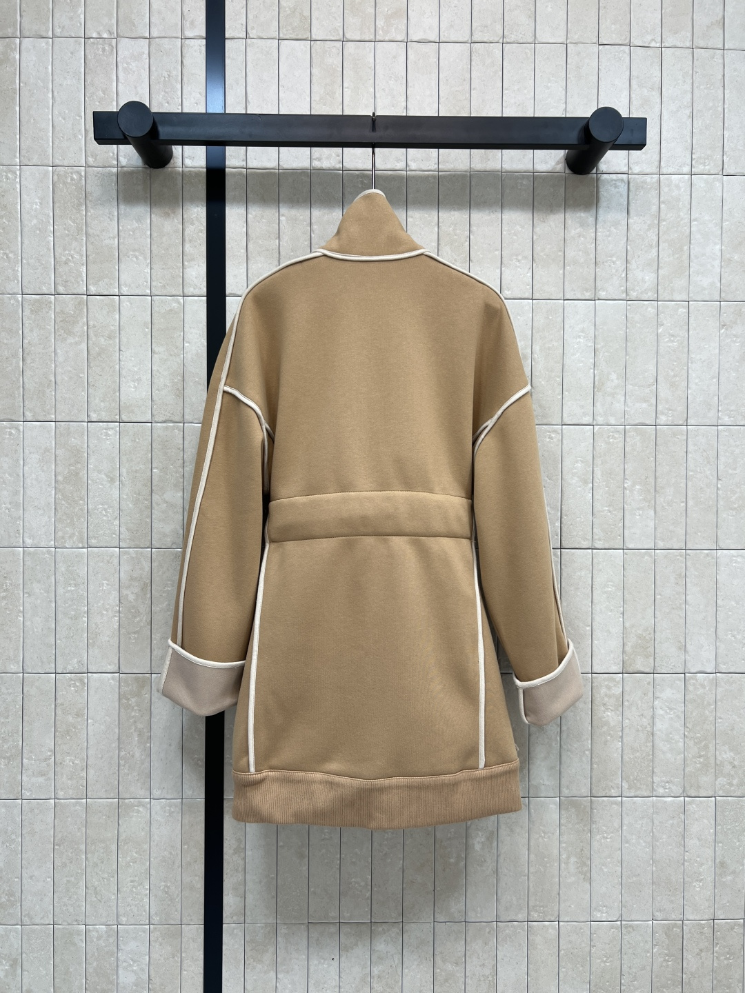 L家 25秋冬新款 老花口袋立领收腰外套 版型宽松百搭不挑人 腰间本布系带收腰设计 经典老花皮绳拉链装饰