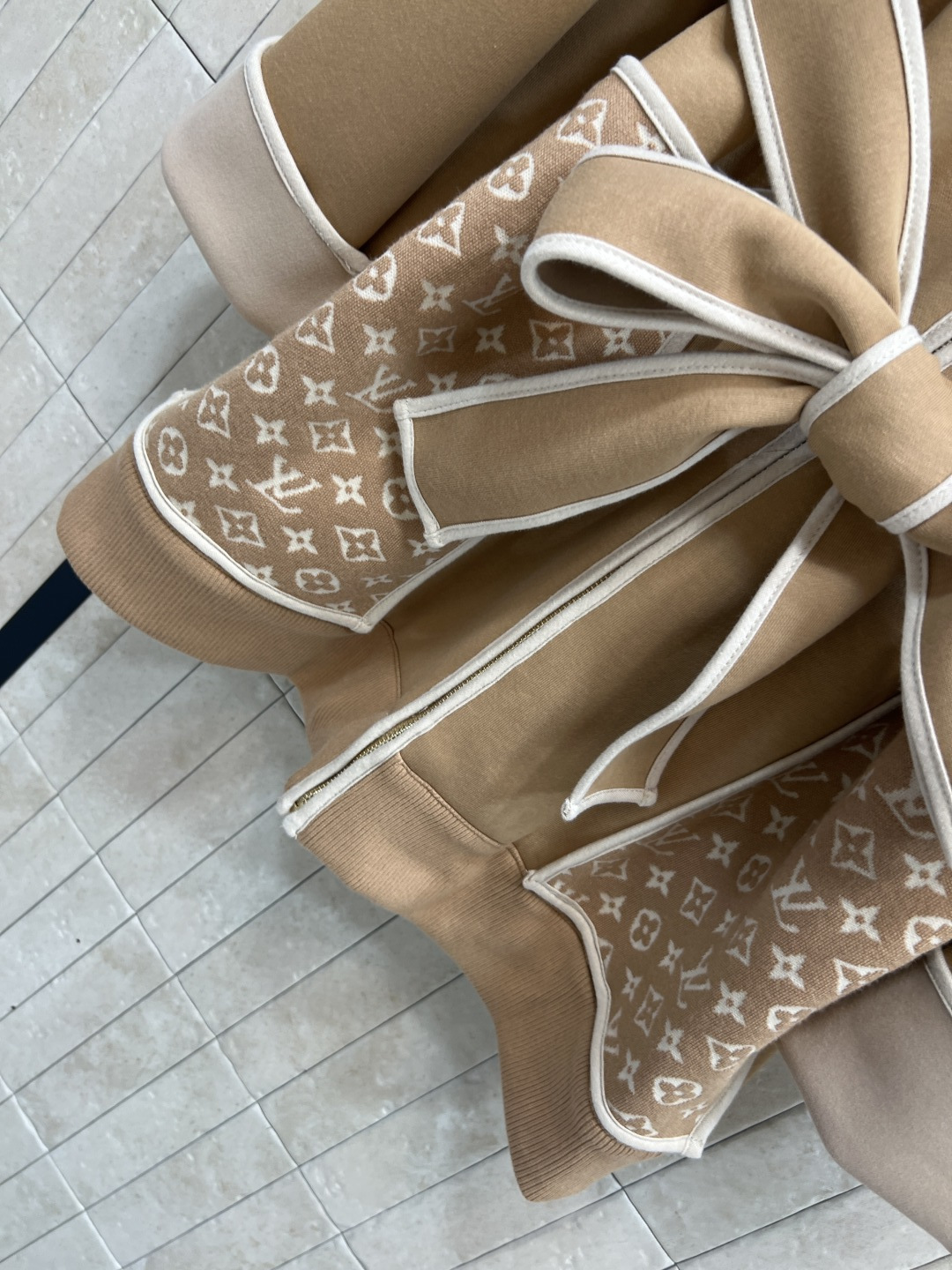 L家 25秋冬新款 老花口袋立领收腰外套 版型宽松百搭不挑人 腰间本布系带收腰设计 经典老花皮绳拉链装饰