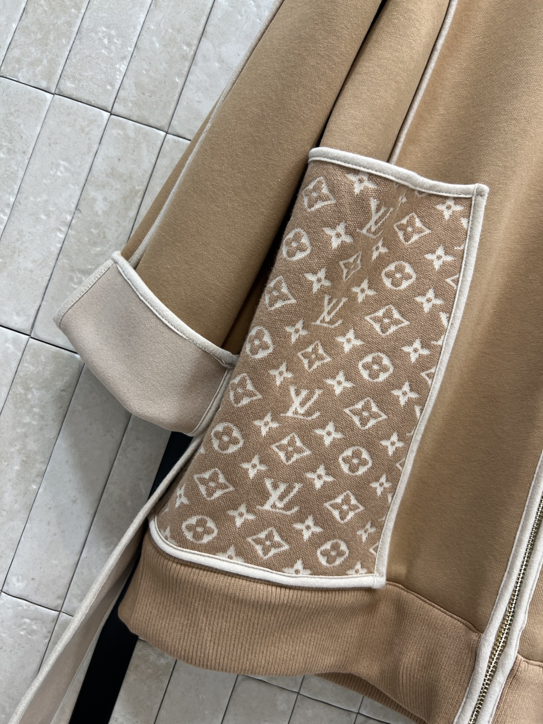 L家 25秋冬新款 老花口袋立领收腰外套 版型宽松百搭不挑人 腰间本布系带收腰设计 经典老花皮绳拉链装饰