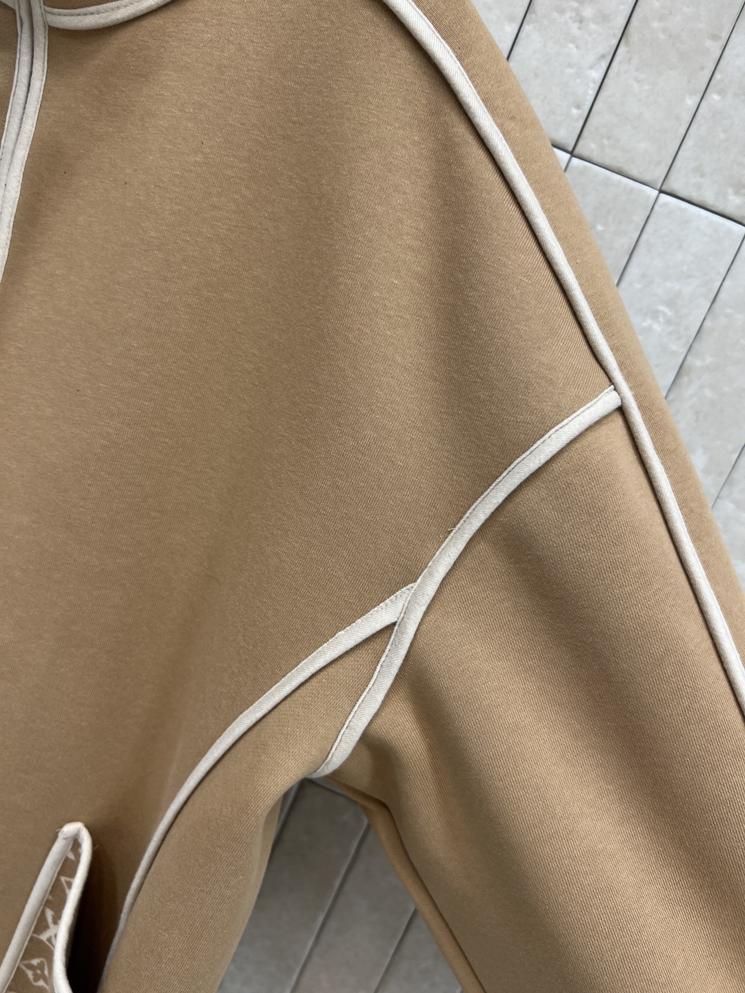 L家 25秋冬新款 老花口袋立领收腰外套 版型宽松百搭不挑人 腰间本布系带收腰设计 经典老花皮绳拉链装饰