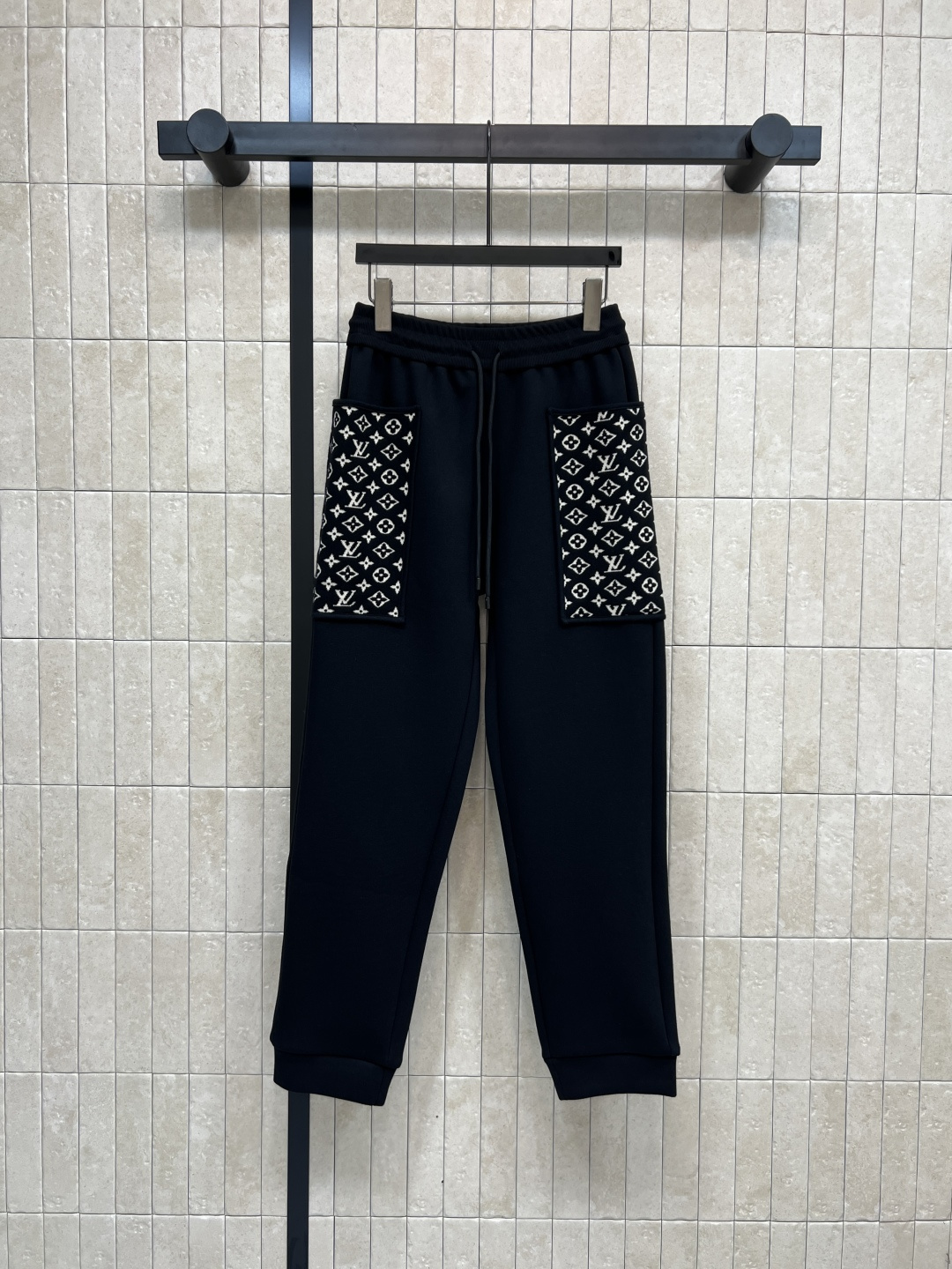 NO:508739,L Home 25 autumn and winter new styles, old-fashioned pocket trousers, essential pants for early autumn matching, high wear rate, casual and fashionable, very good match, drawstring elastic waist design, high-waisted foot design style is so easy to wear, spliced ​​presbyopic pattern pocket embellishment, simple and advanced, versatile and not picky, daily casual recommendation, matched with the same series of short-sleeved/hooded jackets, easy to grasp the cool and handsome young girlish feeling, two-color four-code Size/S-M-L- XL,,louis vuitton, jackets & coats,T-shirt,hats,alexander wang19860909L家 25秋冬新款 老花口袋束脚卫裤 早秋搭配必不可少的裤子 实穿率很高 休闲时髦感 很好搭配 抽绳松紧腰设计 高腰束脚设计版型太好穿了 拼接老花图案口袋点缀 简约高级 百搭不挑人 日常休闲推荐 搭配同系列短袖/连帽外套 轻松拿捏酷帅减龄少女感 两色四码Size/S-M-L- XL,,louis vuitton,jackets & coats,T-shirt,hats,alexander wang,Women's clothing