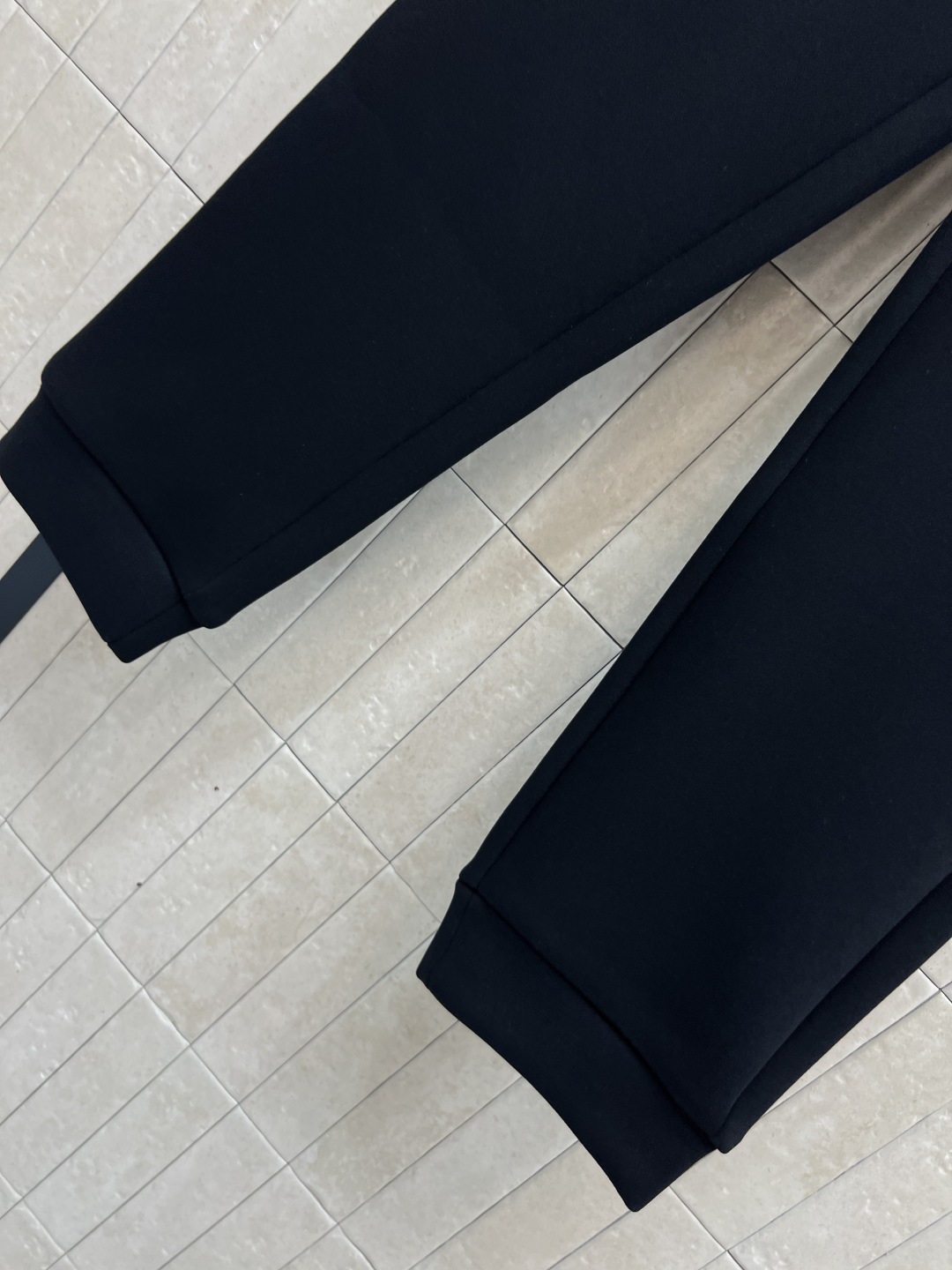 L家 25秋冬新款 老花口袋束脚卫裤 早秋搭配必不可少的裤子 实穿率很高 休闲时髦感 很好搭配 抽绳松紧