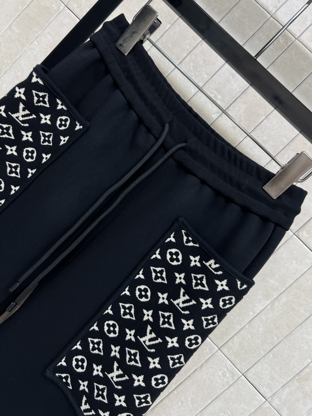 L家 25秋冬新款 老花口袋束脚卫裤 早秋搭配必不可少的裤子 实穿率很高 休闲时髦感 很好搭配 抽绳松紧