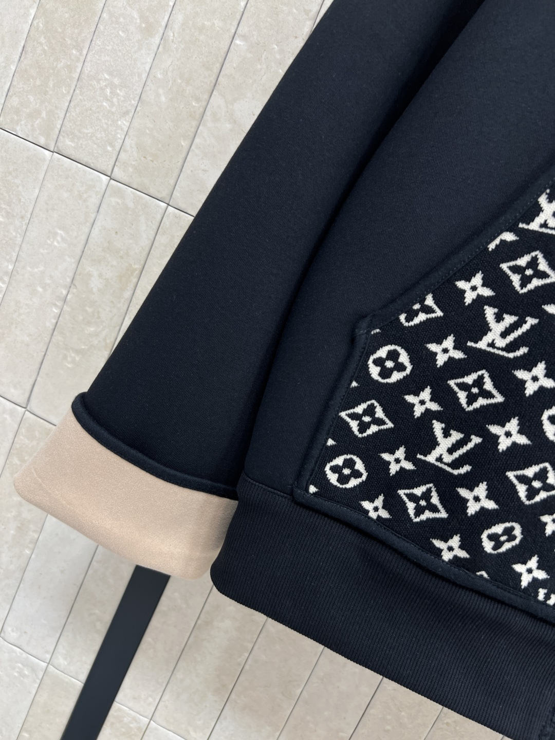 L家 25秋冬新款 老花口袋连帽卫衣外套 版型宽松百搭不挑人 彰显减龄青春活力气息 经典老花皮绳拉链装饰