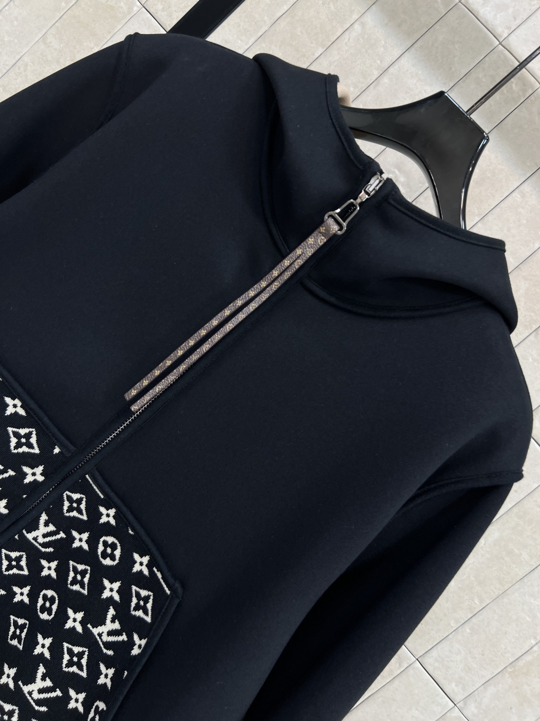 L家 25秋冬新款 老花口袋连帽卫衣外套 版型宽松百搭不挑人 彰显减龄青春活力气息 经典老花皮绳拉链装饰