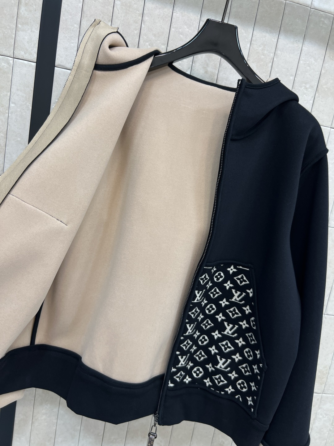 L家 25秋冬新款 老花口袋连帽卫衣外套 版型宽松百搭不挑人 彰显减龄青春活力气息 经典老花皮绳拉链装饰