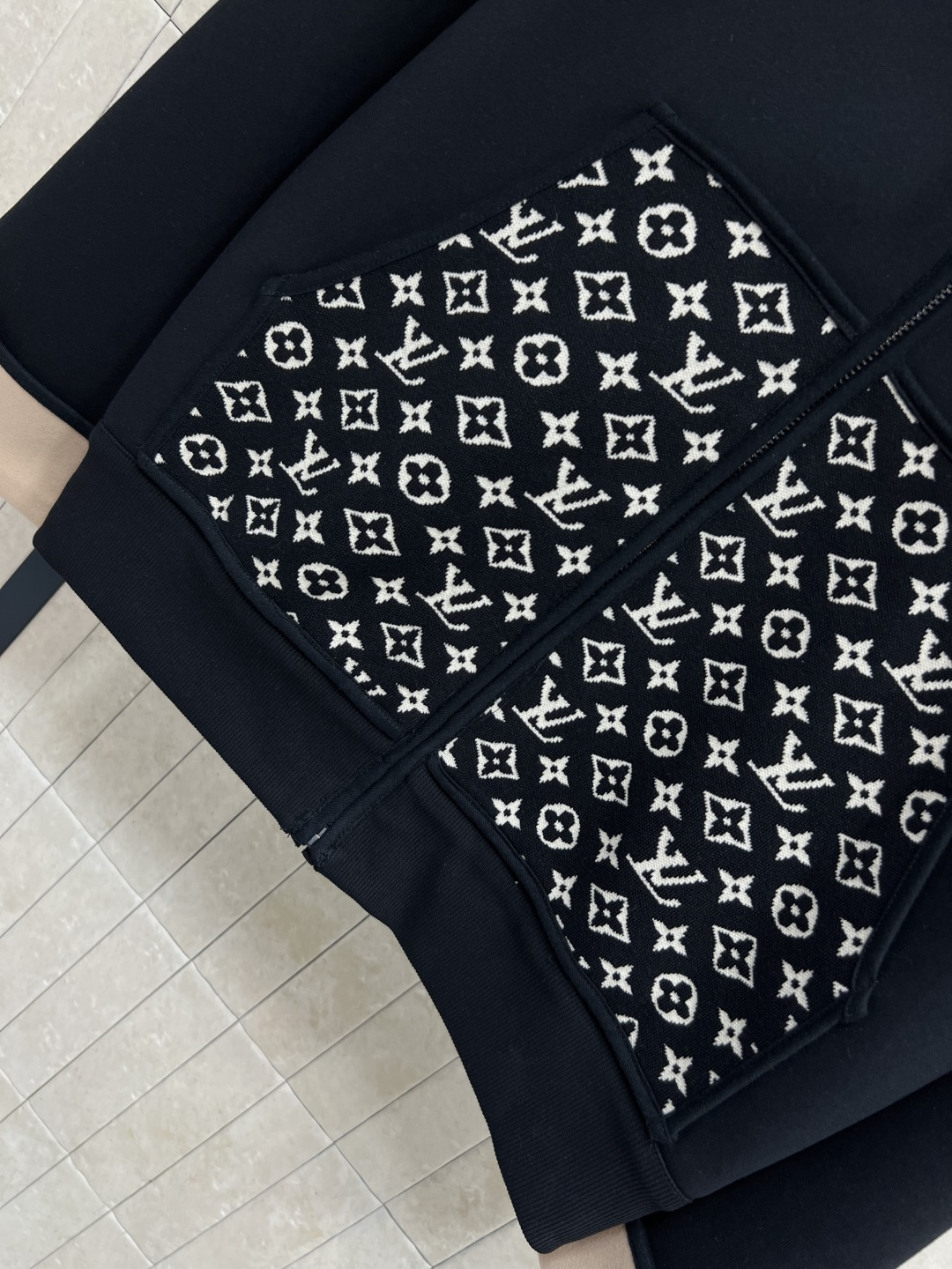 L家 25秋冬新款 老花口袋连帽卫衣外套 版型宽松百搭不挑人 彰显减龄青春活力气息 经典老花皮绳拉链装饰