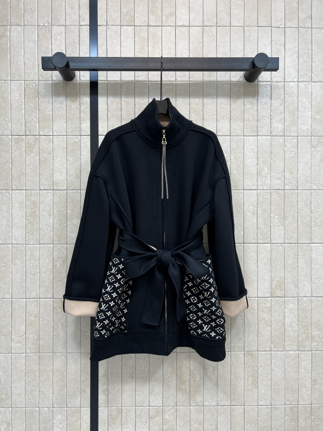 NO:508747,L Home 25 autumn and winter new style, old-fashioned pocket stand collar waist jacket, loose and versatile style, not picky, waist-closing design, classic old-fashioned leather rope zipper decoration, spliced ​​old-fashioned pattern pocket embellishment, simple and advanced, versatile and not picky, medium-length upper body, cover flesh and make it look slim, excellent wearability, cool and saucy, customized fabric, comfortable and skin-friendly, daily casual recommendation, easy to grasp cool and handsome, age-reducing girlish feeling, two colors, four-code Size/S-M-L- XL,,louis vuitton, jackets & coats,alexander wang19860909L家 25秋冬新款 老花口袋立领收腰外套 版型宽松百搭不挑人 腰间本布系带收腰设计 经典老花皮绳拉链装饰 拼接老花图案口袋点缀 简约高级 百搭不挑人 中长款上身 遮肉显瘦 实穿性超赞 可酷可飒 定制面料 舒适亲肤 日常休闲推荐 轻松拿捏酷帅减龄少女感 两色四码Size/S-M-L- XL,,louis vuitton,jackets & coats,alexander wang,Women's clothing