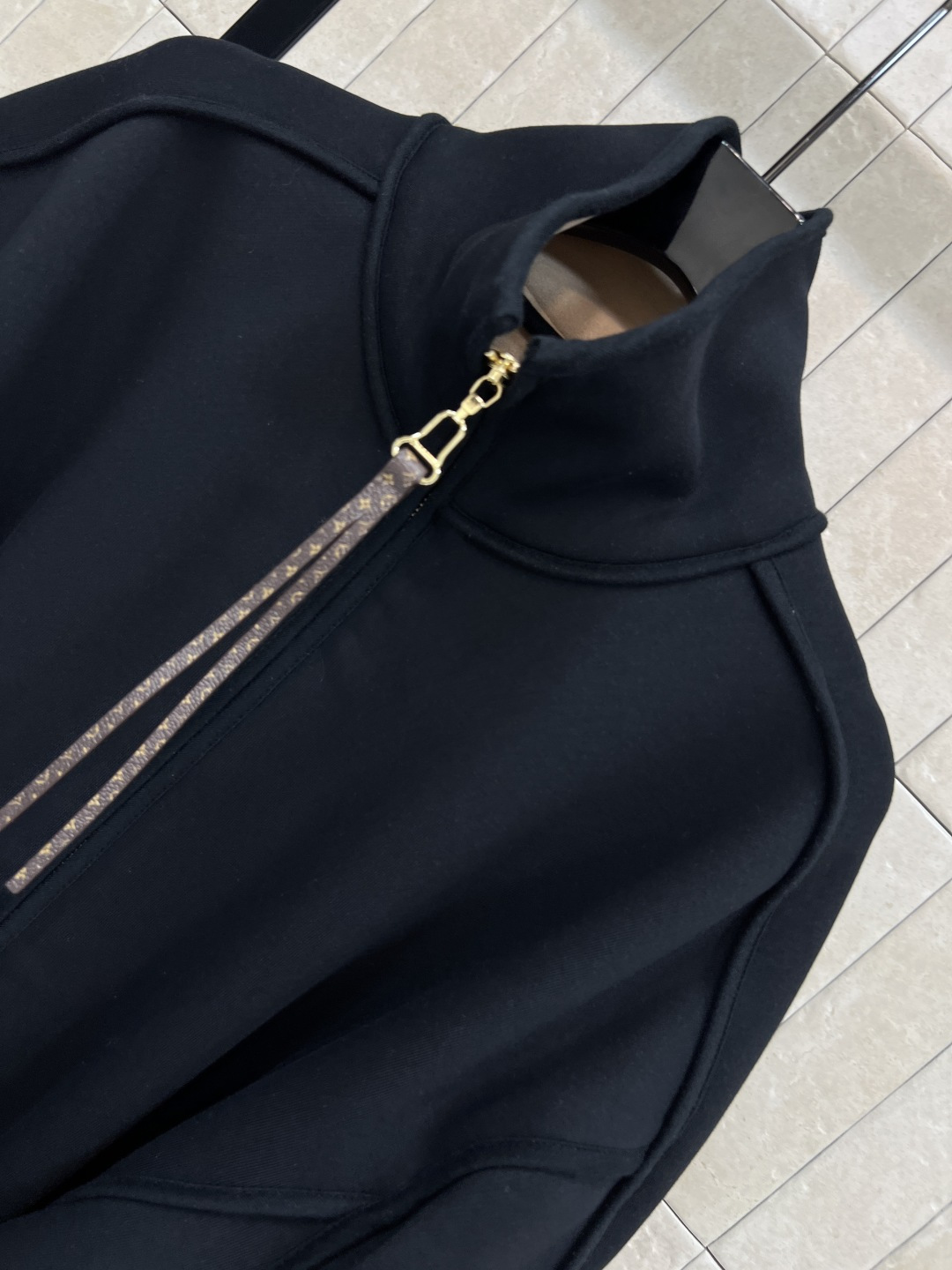 L家 25秋冬新款 老花口袋立领收腰外套 版型宽松百搭不挑人 腰间本布系带收腰设计 经典老花皮绳拉链装饰