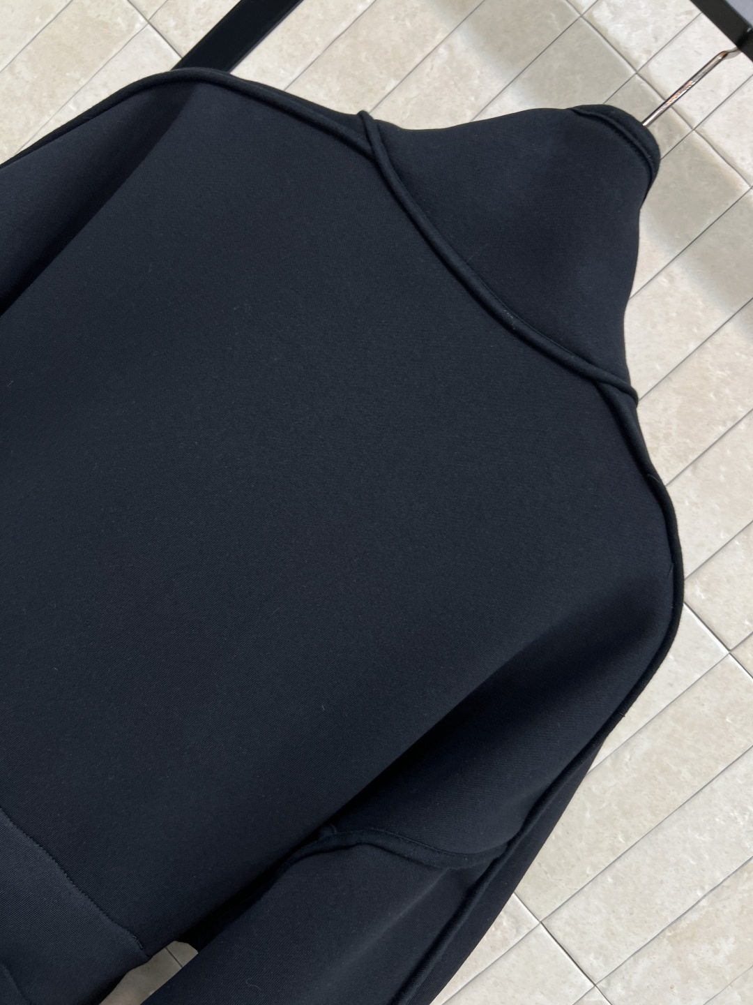 L家 25秋冬新款 老花口袋立领收腰外套 版型宽松百搭不挑人 腰间本布系带收腰设计 经典老花皮绳拉链装饰