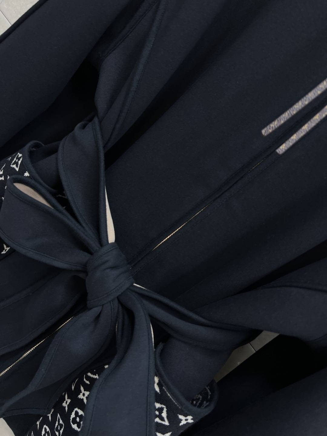 L家 25秋冬新款 老花口袋立领收腰外套 版型宽松百搭不挑人 腰间本布系带收腰设计 经典老花皮绳拉链装饰