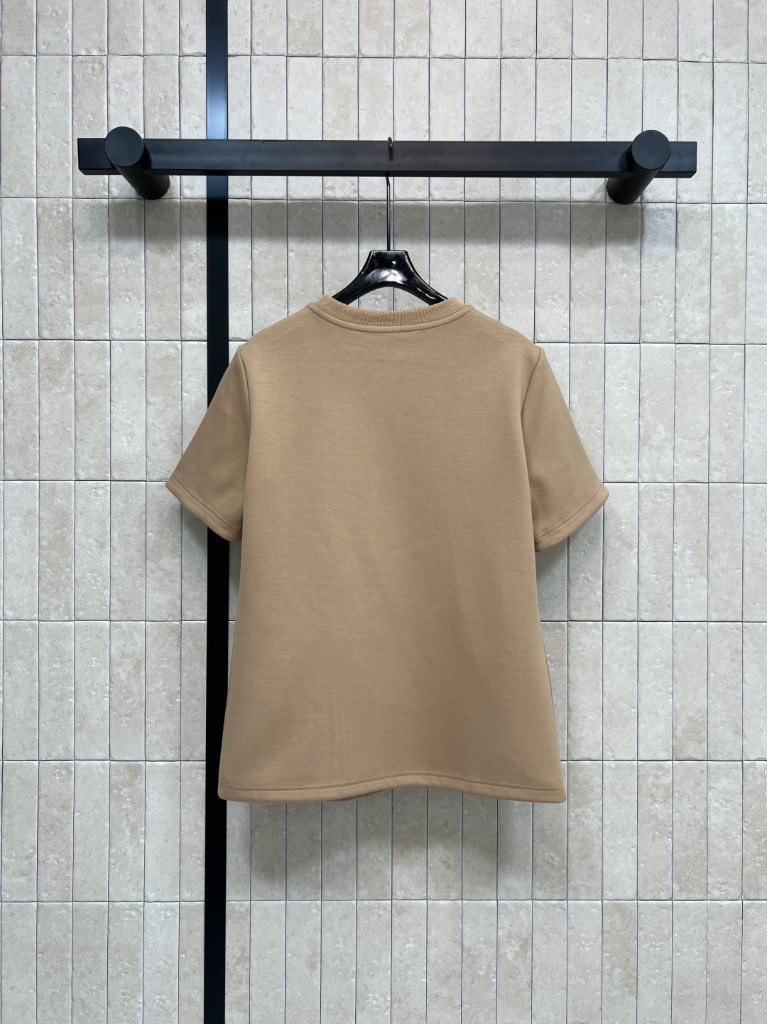 L家 25秋冬新款 老花口袋短袖T恤 简洁又不缺少亮点 十分百搭 经典老花图案口袋装饰 上身可盐可甜 非