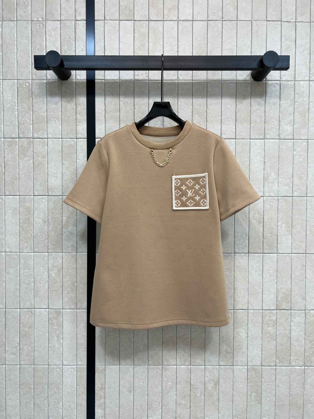 NO:508748,L Home 25 autumn and winter new style, old-fashioned pocket short-sleeved T-shirt, simple and without lacking highlights, very versatile, classic old-fashioned pattern pocket decoration, top body can be salty or sweet, very high-end, full of elegant fashion style, good-looking when worn alone or with the same series of jackets Customized fabrics Two-color four-code Size/S-M-L- XL,,louis vuitton, jackets & coats,T-shirt,tees,t-shirt,alexander wang19860909L家 25秋冬新款 老花口袋短袖T恤 简洁又不缺少亮点 十分百搭 经典老花图案口袋装饰 上身可盐可甜 非常高级感 满满优雅时装范儿 单穿或者搭配同系列外套穿都好看 定制的面料 两色四码Size/S-M-L- XL,,louis vuitton,jackets & coats,T-shirt,tees，t-shirt,alexander wang,Women's clothing