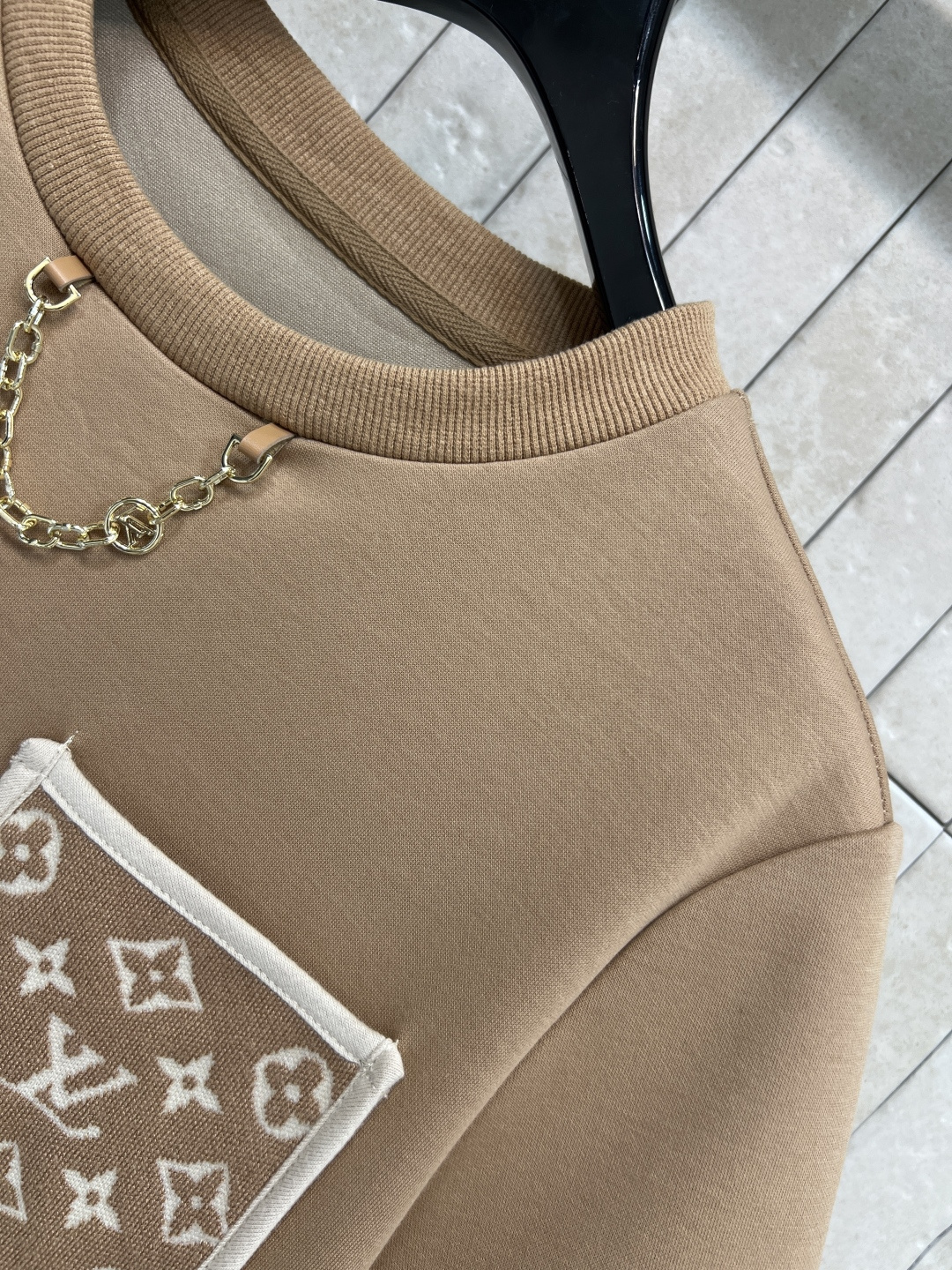 L家 25秋冬新款 老花口袋短袖T恤 简洁又不缺少亮点 十分百搭 经典老花图案口袋装饰 上身可盐可甜 非