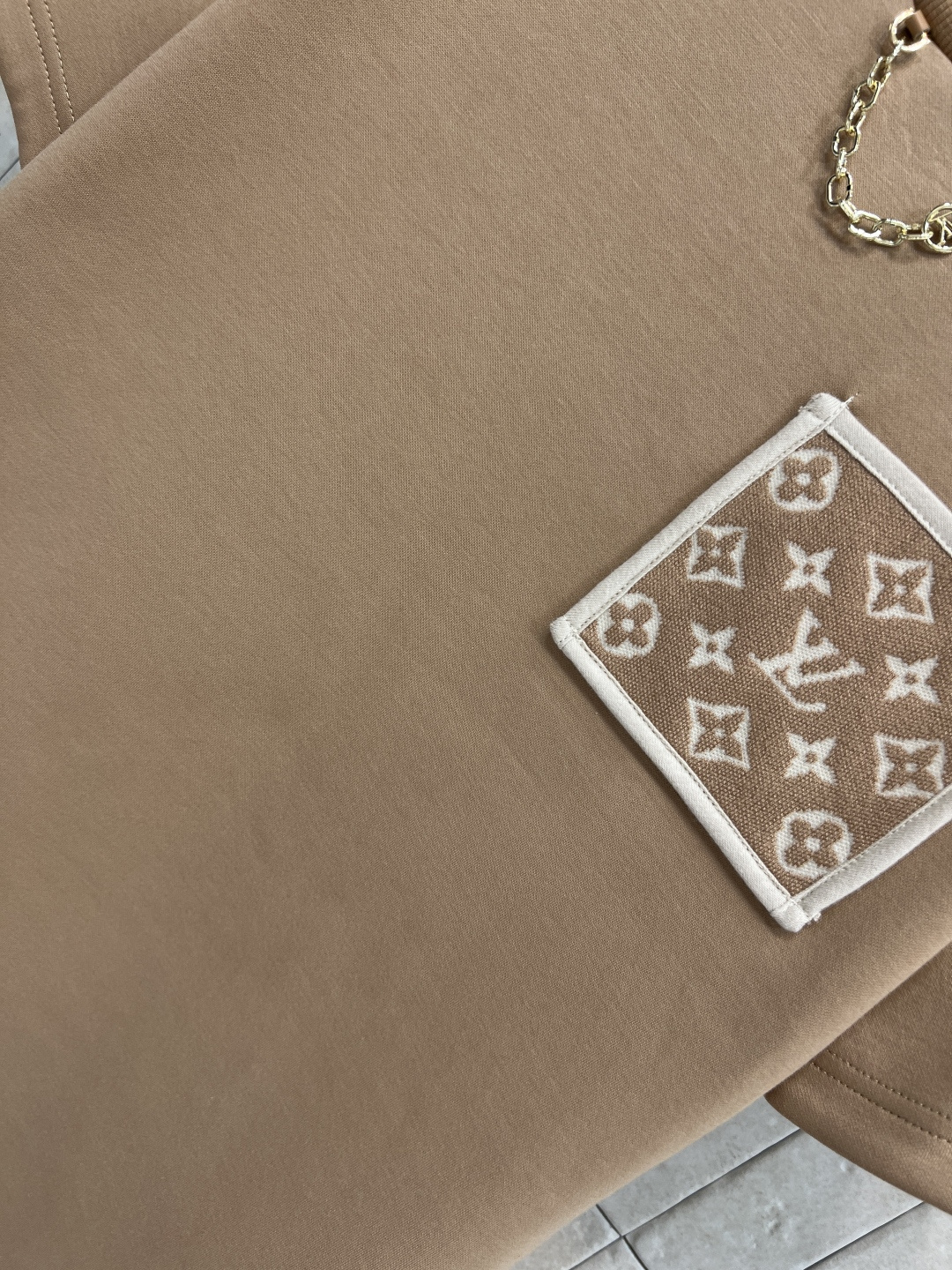 L家 25秋冬新款 老花口袋短袖T恤 简洁又不缺少亮点 十分百搭 经典老花图案口袋装饰 上身可盐可甜 非