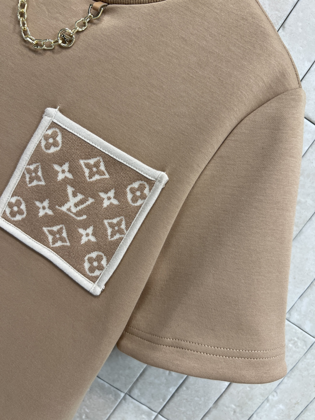 L家 25秋冬新款 老花口袋短袖T恤 简洁又不缺少亮点 十分百搭 经典老花图案口袋装饰 上身可盐可甜 非