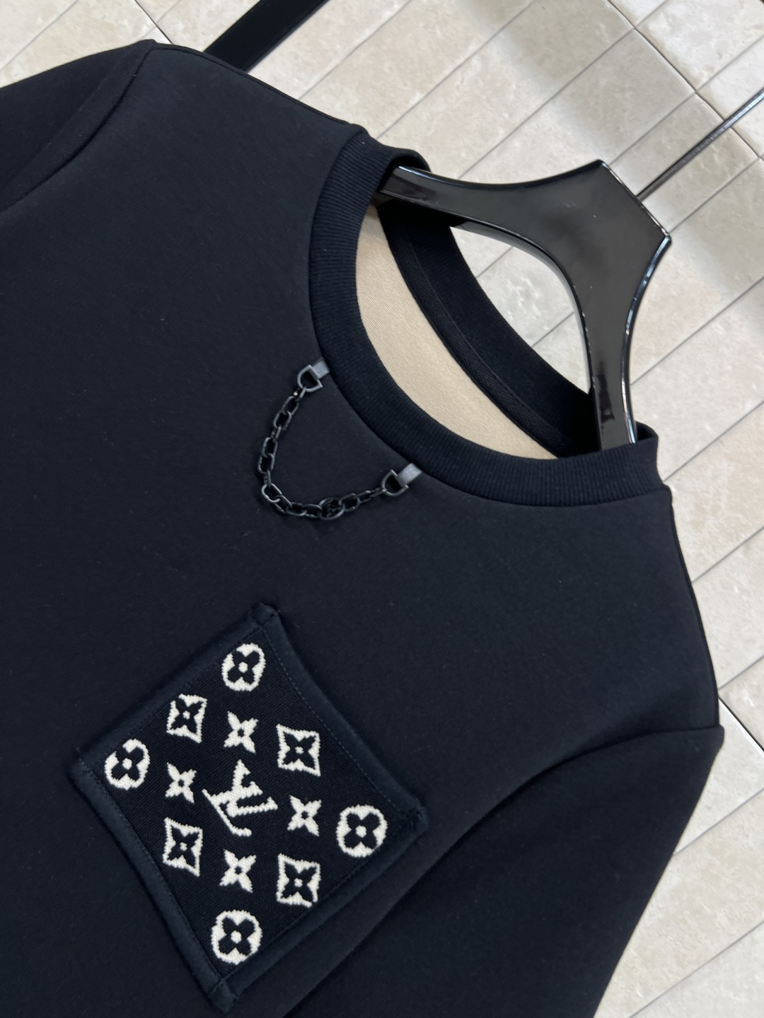 L家 25秋冬新款 老花口袋短袖T恤 简洁又不缺少亮点 十分百搭 经典老花图案口袋装饰 上身可盐可甜 非