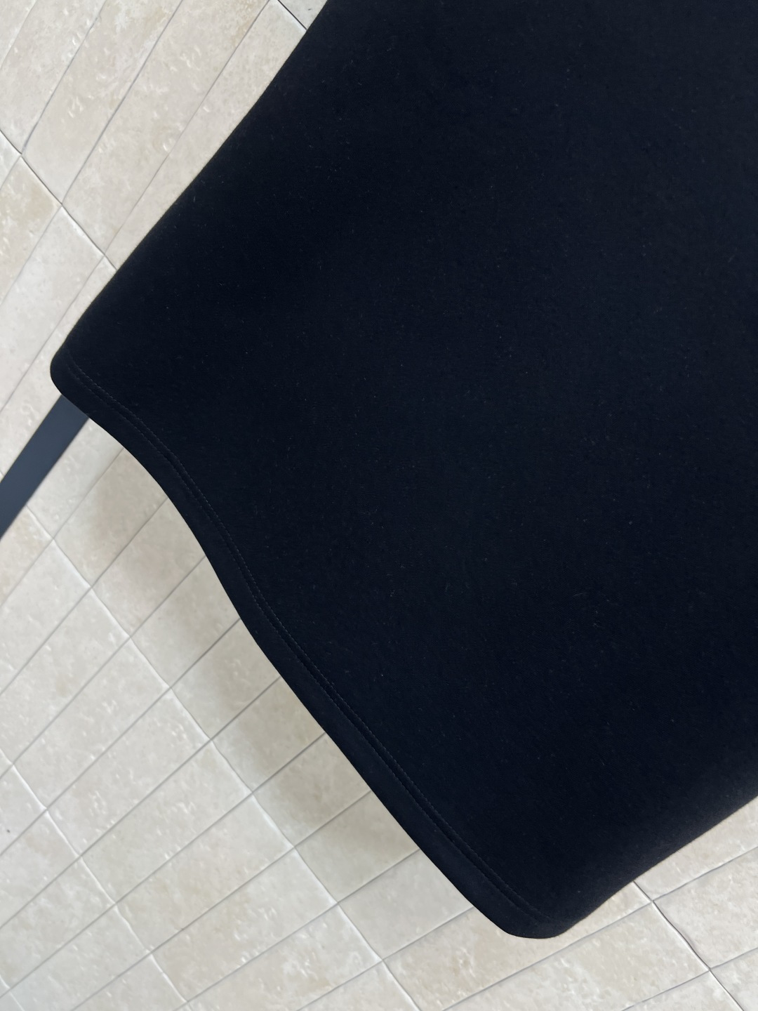 L家 25秋冬新款 老花口袋短袖T恤 简洁又不缺少亮点 十分百搭 经典老花图案口袋装饰 上身可盐可甜 非