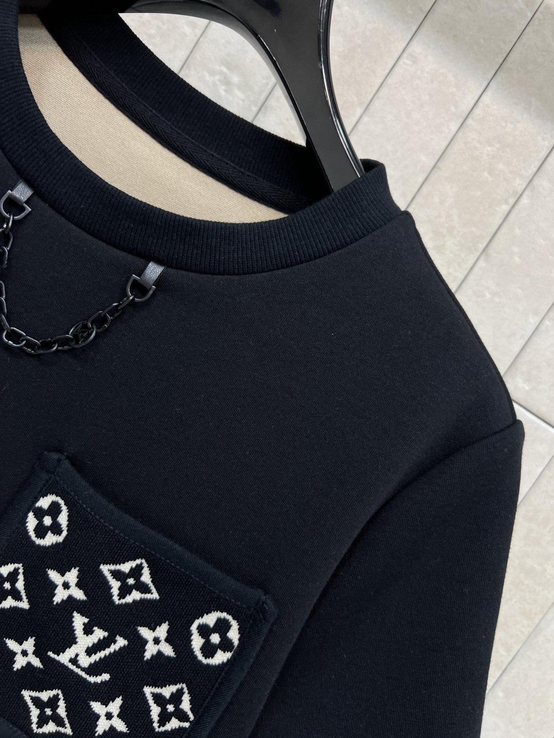 L家 25秋冬新款 老花口袋短袖T恤 简洁又不缺少亮点 十分百搭 经典老花图案口袋装饰 上身可盐可甜 非