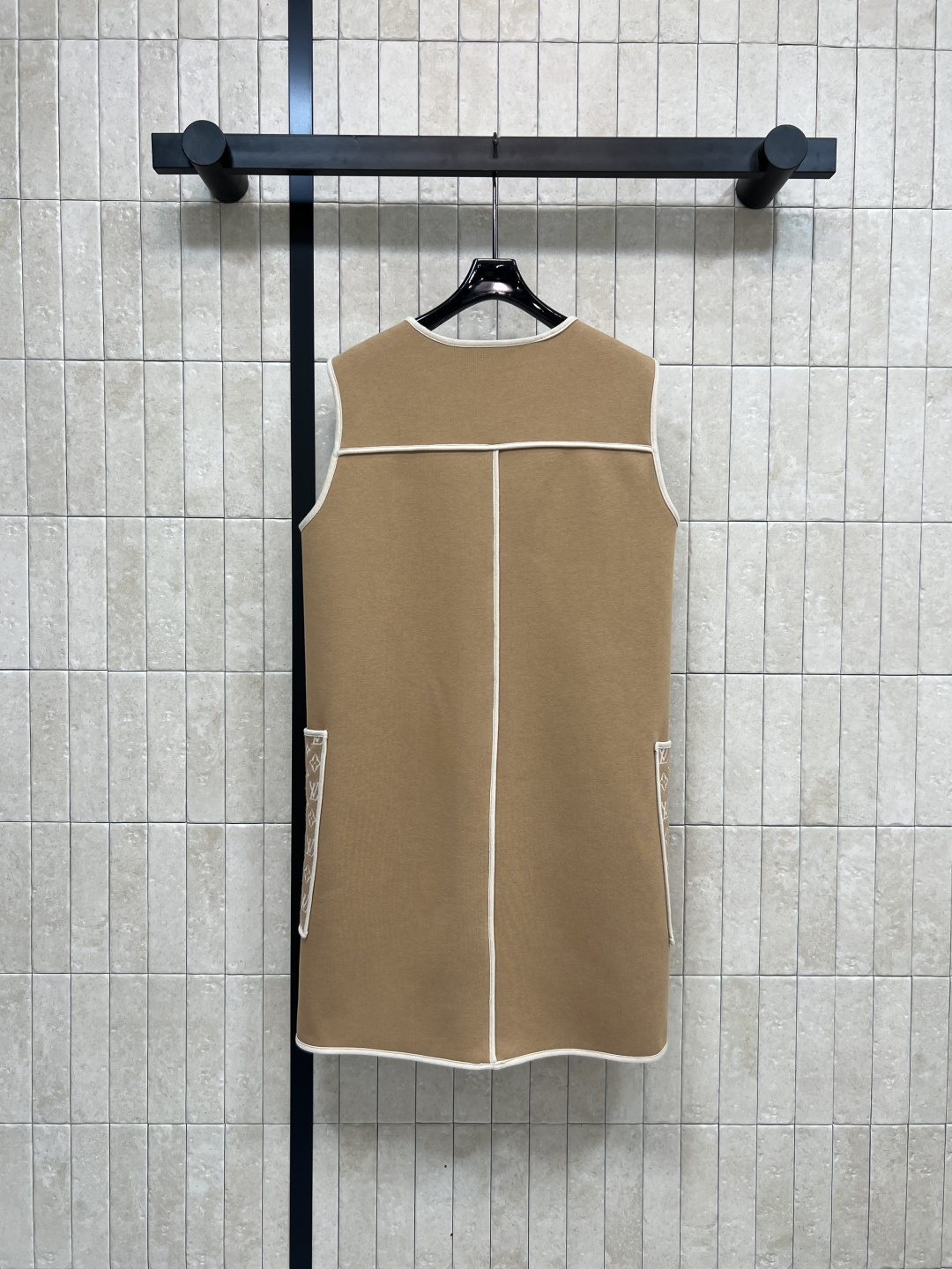 L家 25秋冬新款 老花口袋圆领无袖连衣裙 背心A字剪裁的版型 驼色白边点缀 经典老花图案口袋装饰 上身