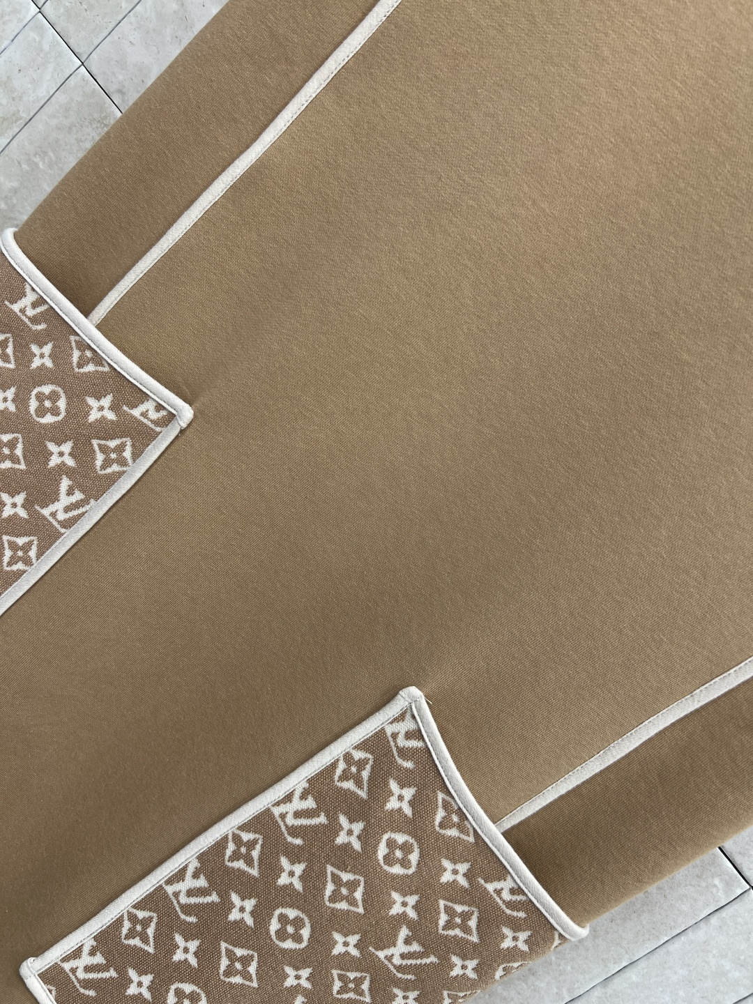 L家 25秋冬新款 老花口袋圆领无袖连衣裙 背心A字剪裁的版型 驼色白边点缀 经典老花图案口袋装饰 上身