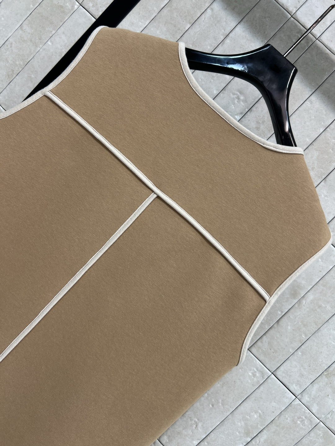 L家 25秋冬新款 老花口袋圆领无袖连衣裙 背心A字剪裁的版型 驼色白边点缀 经典老花图案口袋装饰 上身