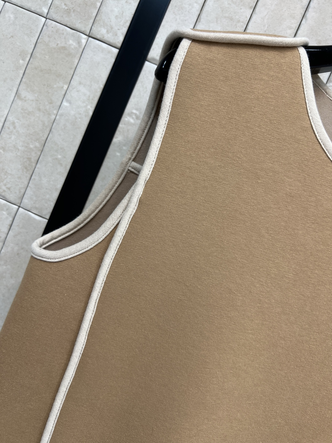 L家 25秋冬新款 老花口袋圆领无袖连衣裙 背心A字剪裁的版型 驼色白边点缀 经典老花图案口袋装饰 上身