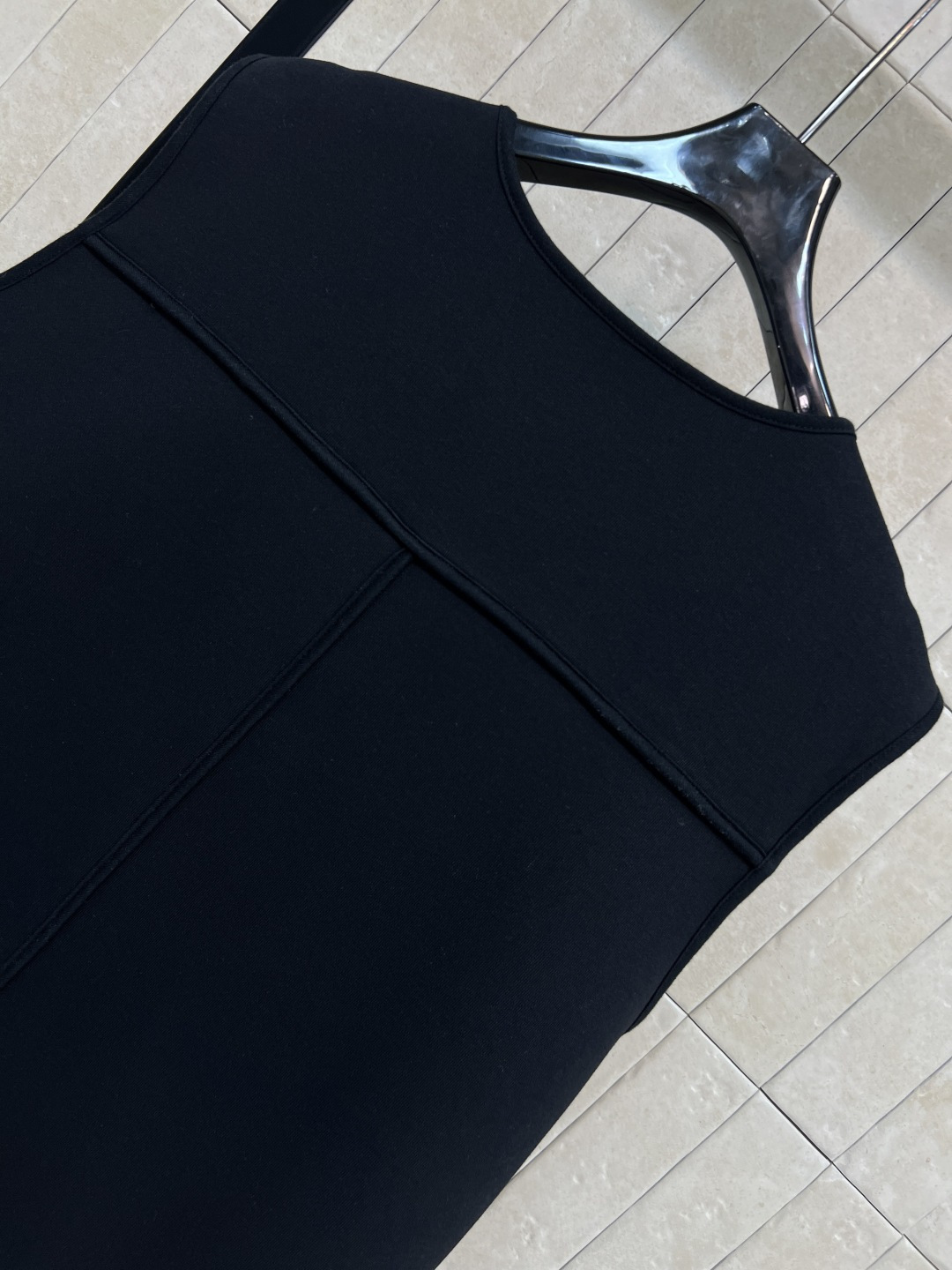 L家 25秋冬新款 老花口袋圆领无袖连衣裙 背心A字剪裁的版型 驼色白边点缀 经典老花图案口袋装饰 上身