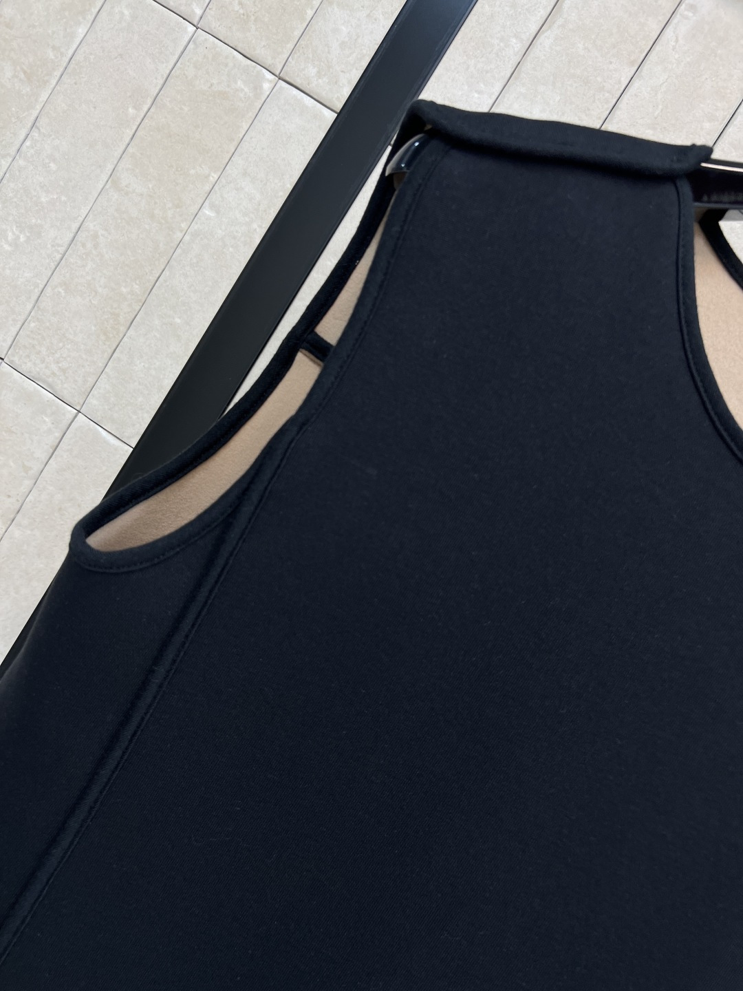 L家 25秋冬新款 老花口袋圆领无袖连衣裙 背心A字剪裁的版型 驼色白边点缀 经典老花图案口袋装饰 上身