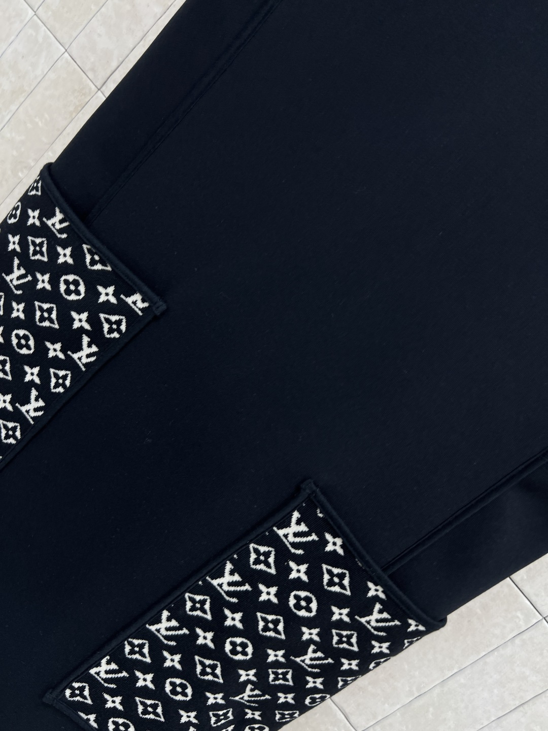 L家 25秋冬新款 老花口袋圆领无袖连衣裙 背心A字剪裁的版型 驼色白边点缀 经典老花图案口袋装饰 上身