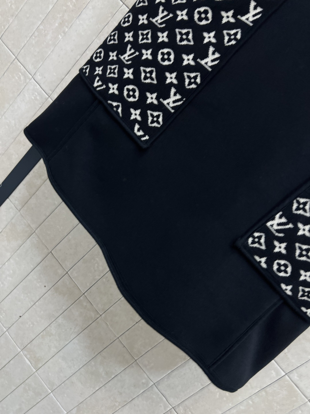 L家 25秋冬新款 老花口袋圆领无袖连衣裙 背心A字剪裁的版型 驼色白边点缀 经典老花图案口袋装饰 上身