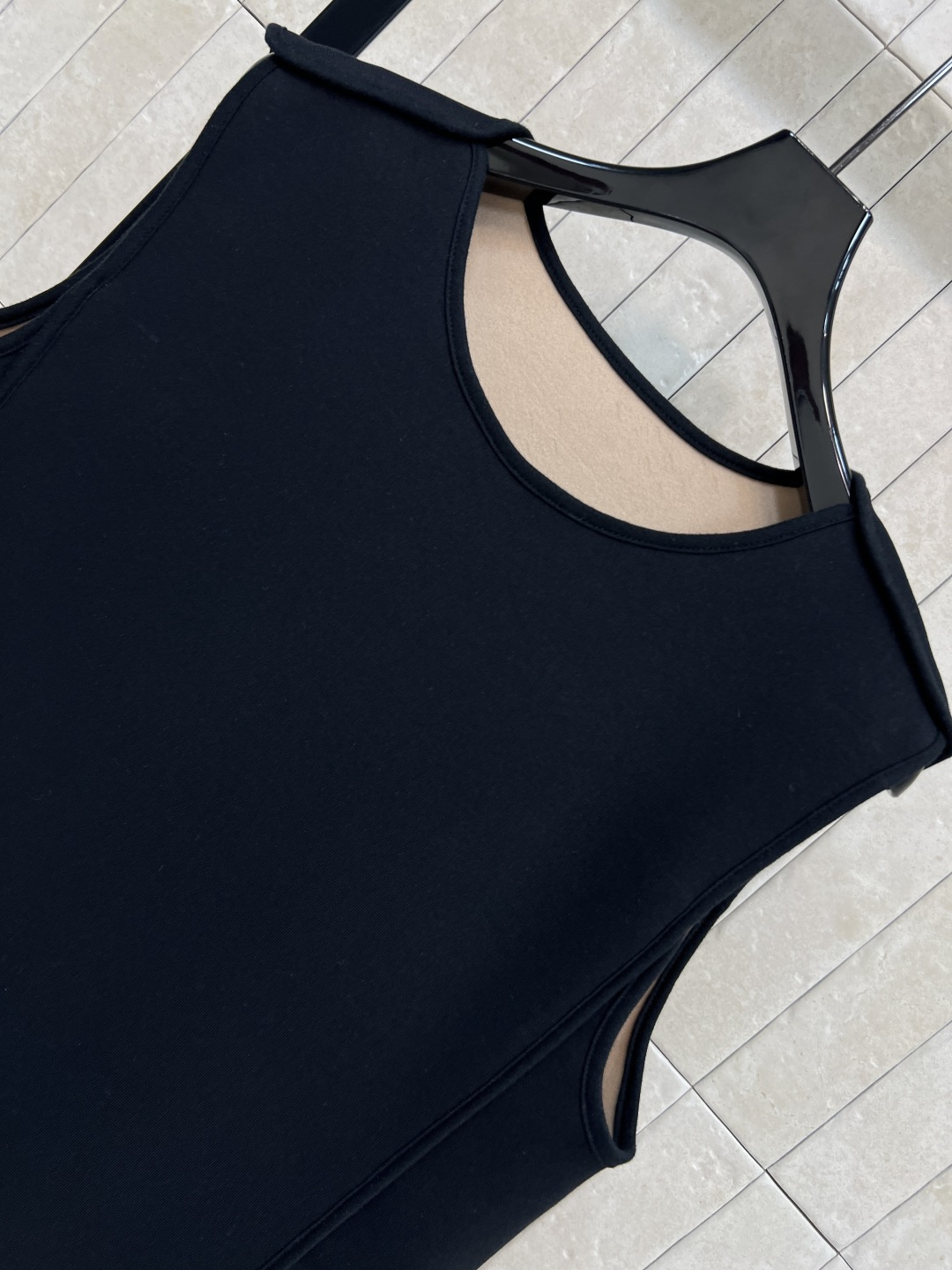 L家 25秋冬新款 老花口袋圆领无袖连衣裙 背心A字剪裁的版型 驼色白边点缀 经典老花图案口袋装饰 上身