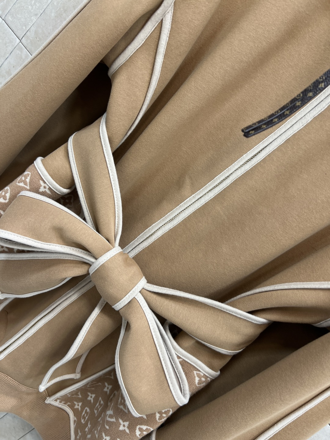 L家 25秋冬新款 老花口袋立领收腰外套 版型宽松百搭不挑人 腰间本布系带收腰设计 经典老花皮绳拉链装饰