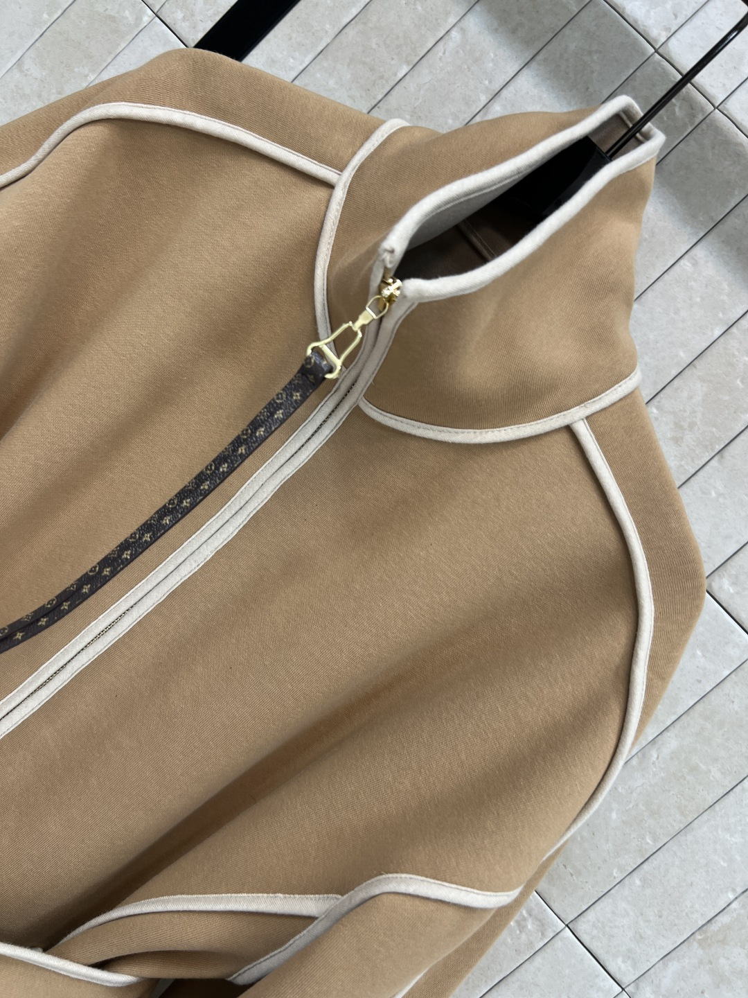 L家 25秋冬新款 老花口袋立领收腰外套 版型宽松百搭不挑人 腰间本布系带收腰设计 经典老花皮绳拉链装饰