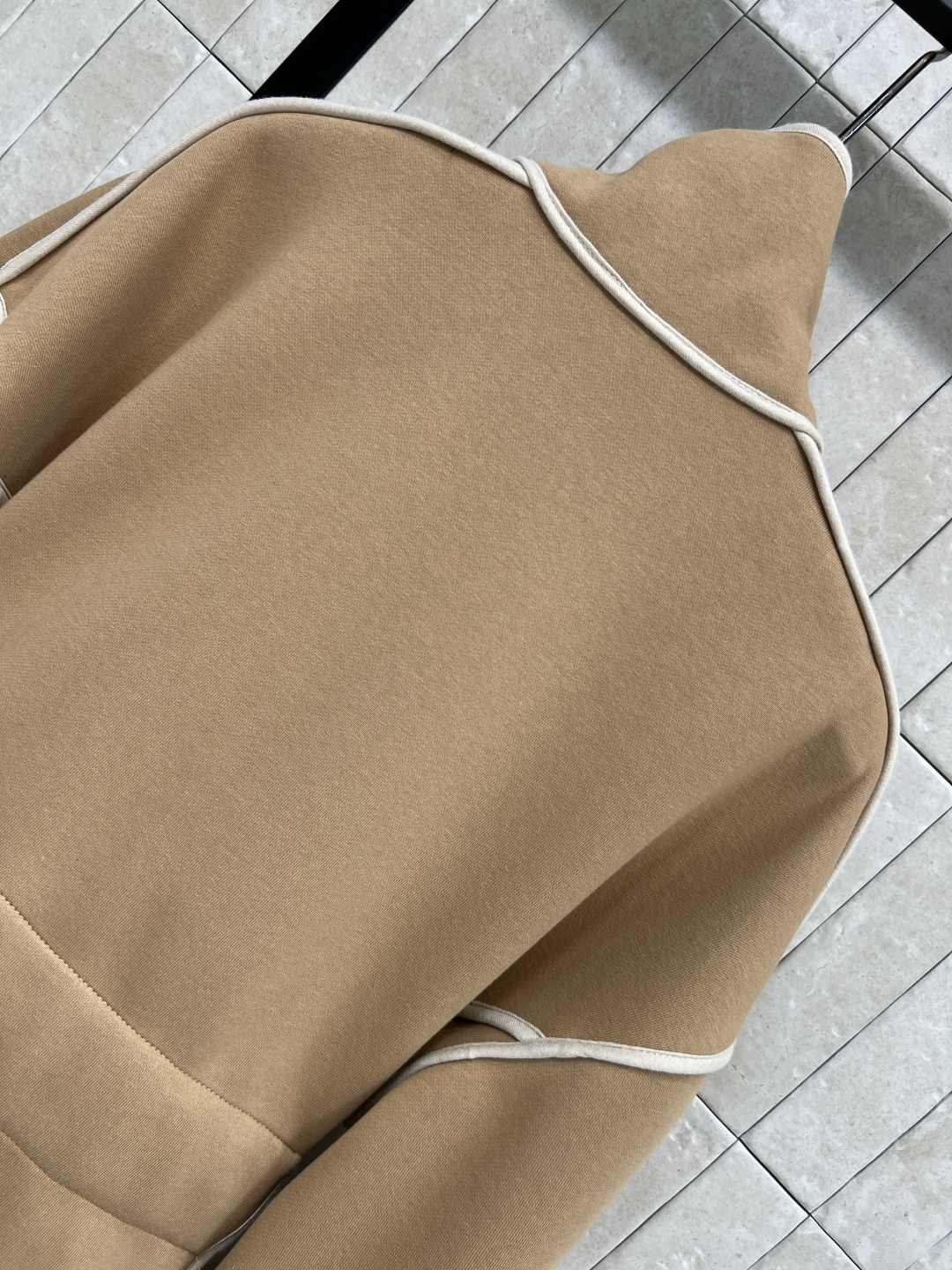 L家 25秋冬新款 老花口袋立领收腰外套 版型宽松百搭不挑人 腰间本布系带收腰设计 经典老花皮绳拉链装饰