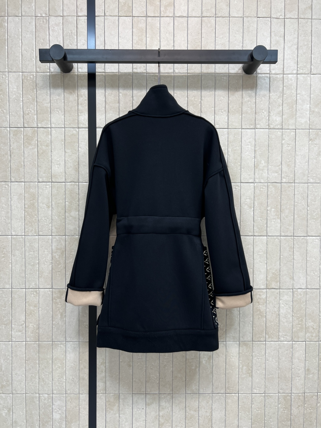 L家 25秋冬新款 老花口袋立领收腰外套 版型宽松百搭不挑人 腰间本布系带收腰设计 经典老花皮绳拉链装饰