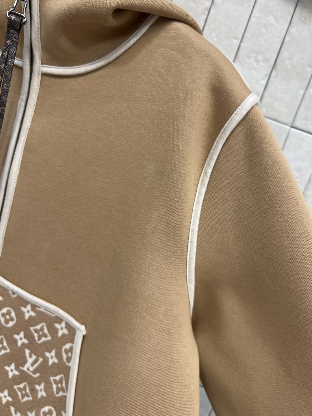 L家 25秋冬新款 老花口袋连帽卫衣外套 版型宽松百搭不挑人 彰显减龄青春活力气息 经典老花皮绳拉链装饰