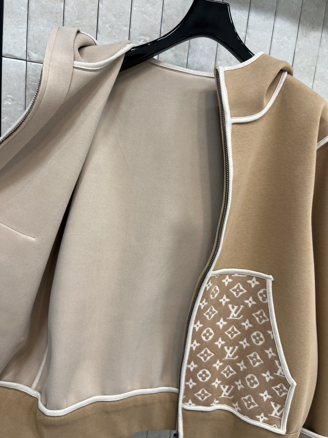 L家 25秋冬新款 老花口袋连帽卫衣外套 版型宽松百搭不挑人 彰显减龄青春活力气息 经典老花皮绳拉链装饰