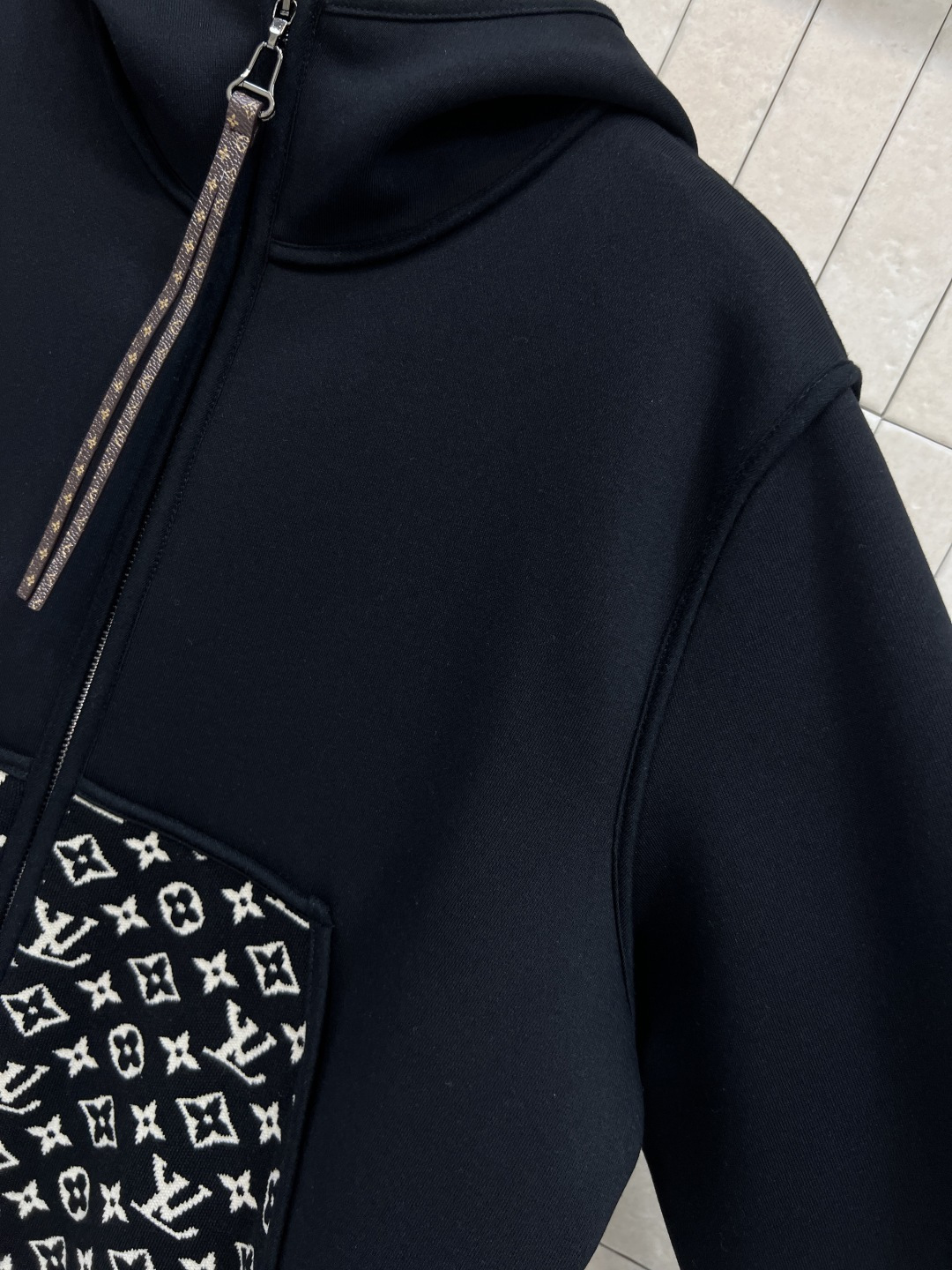 L家 25秋冬新款 老花口袋连帽卫衣外套 版型宽松百搭不挑人 彰显减龄青春活力气息 经典老花皮绳拉链装饰