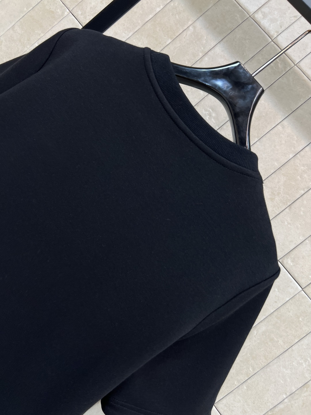 L家 25秋冬新款 老花口袋短袖T恤 简洁又不缺少亮点 十分百搭 经典老花图案口袋装饰 上身可盐可甜 非