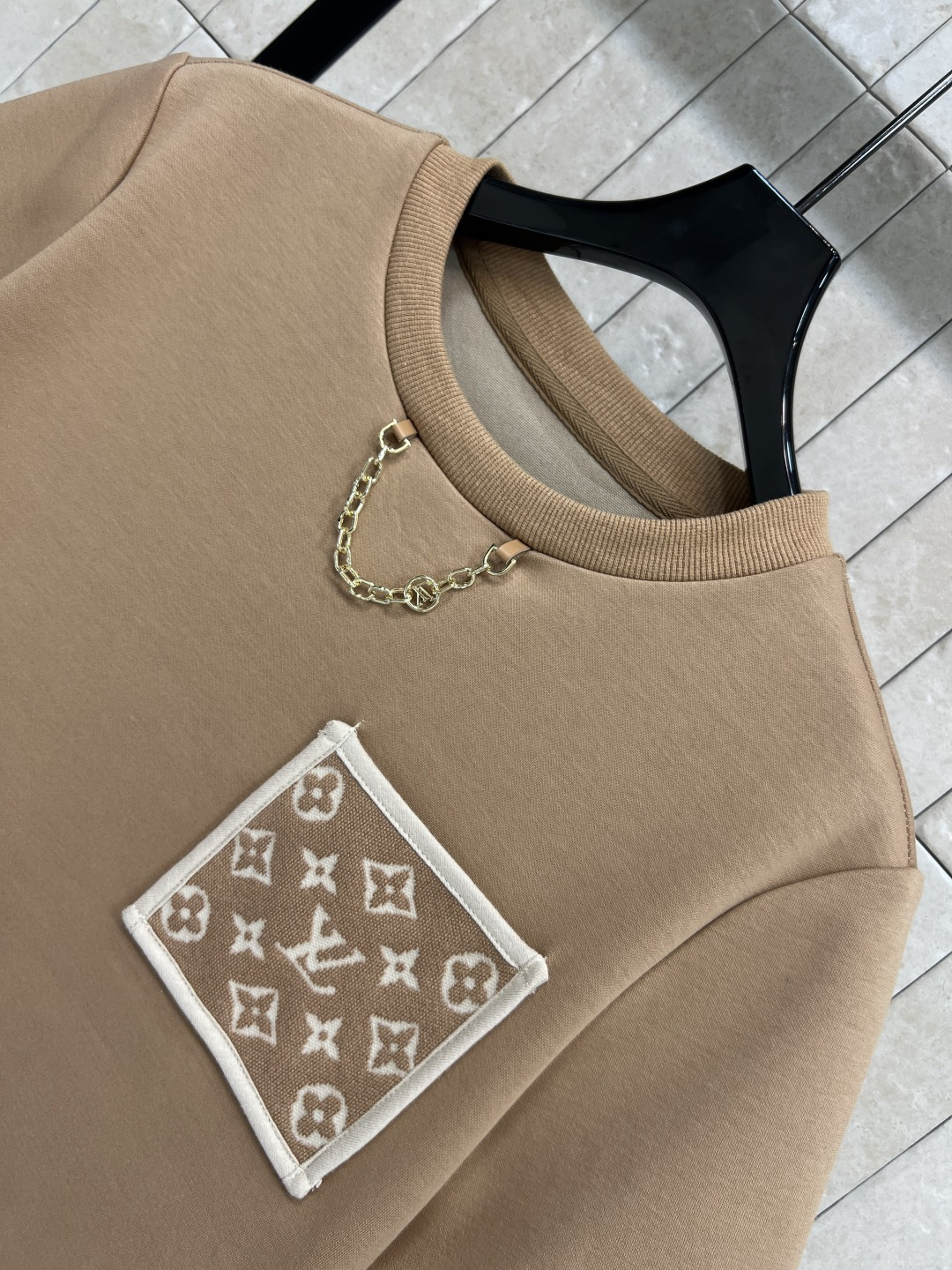 L家 25秋冬新款 老花口袋短袖T恤 简洁又不缺少亮点 十分百搭 经典老花图案口袋装饰 上身可盐可甜 非