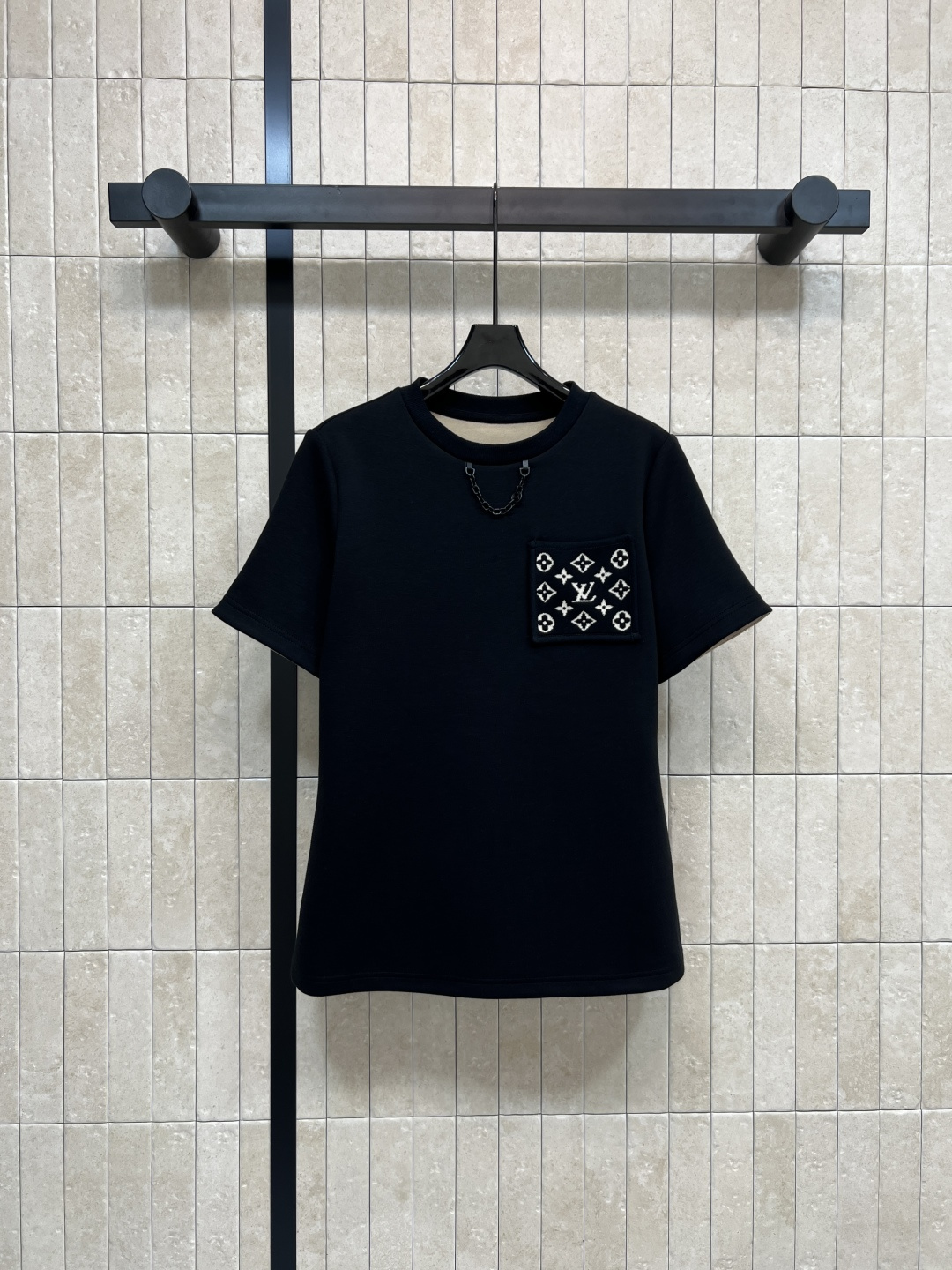 NO:508740,L Home 25 autumn and winter new style, old-fashioned pocket short-sleeved T-shirt, simple and without lacking highlights, very versatile, classic old-fashioned pattern pocket decoration, top body can be salty or sweet, very high-end, full of elegant fashion style, good-looking when worn alone or with the same series of jackets Customized fabrics Two-color four-code Size/S-M-L- XL,,louis vuitton, jackets & coats,T-shirt,tees,t-shirt,alexander wang19860909L家 25秋冬新款 老花口袋短袖T恤 简洁又不缺少亮点 十分百搭 经典老花图案口袋装饰 上身可盐可甜 非常高级感 满满优雅时装范儿 单穿或者搭配同系列外套穿都好看 定制的面料 两色四码Size/S-M-L- XL,,louis vuitton,jackets & coats,T-shirt,tees，t-shirt,alexander wang,Women's clothing