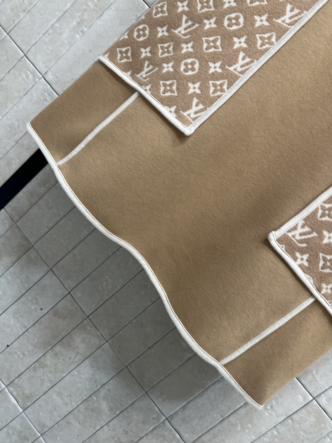 L家 25秋冬新款 老花口袋圆领无袖连衣裙 背心A字剪裁的版型 驼色白边点缀 经典老花图案口袋装饰 上身